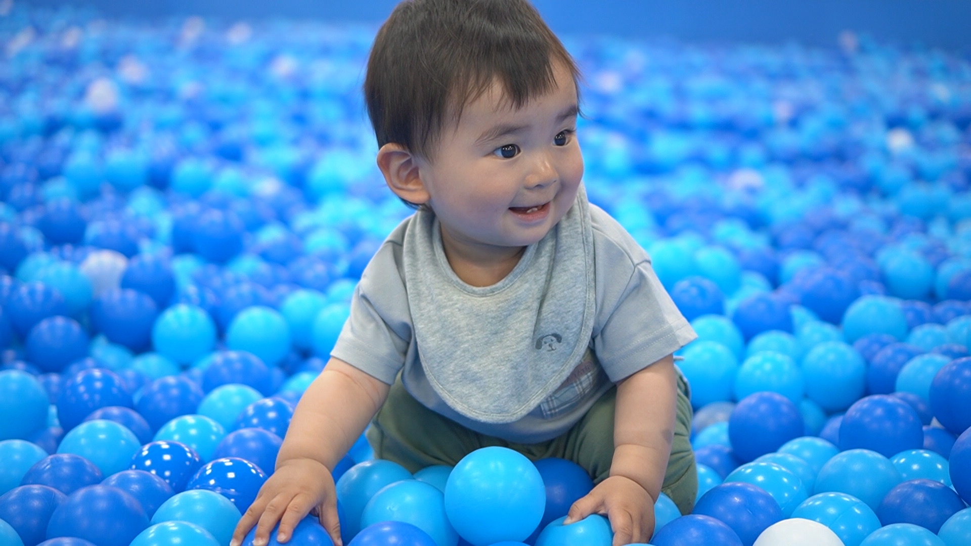 ボール遊びをする子ども