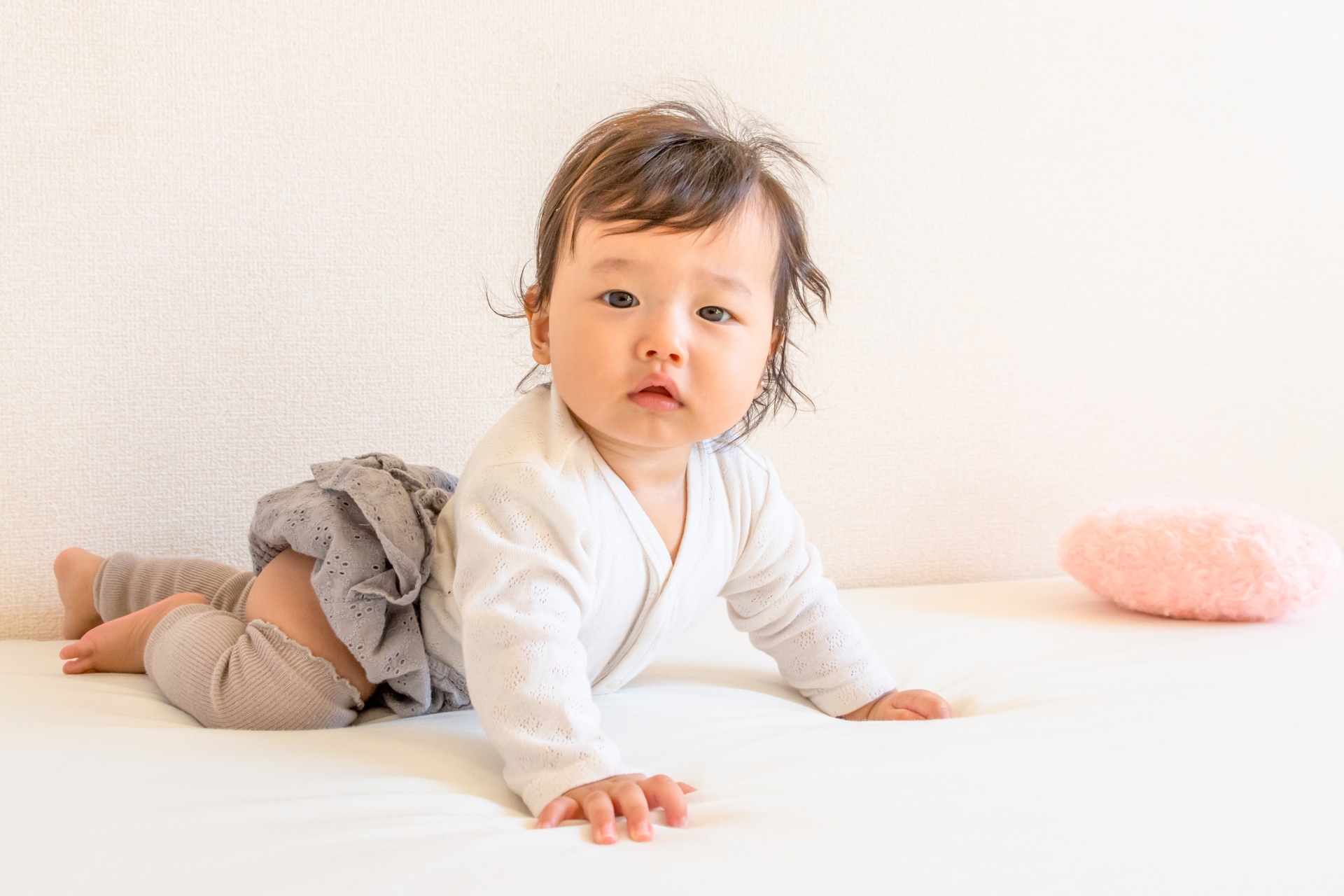 はいはいをする赤ちゃん