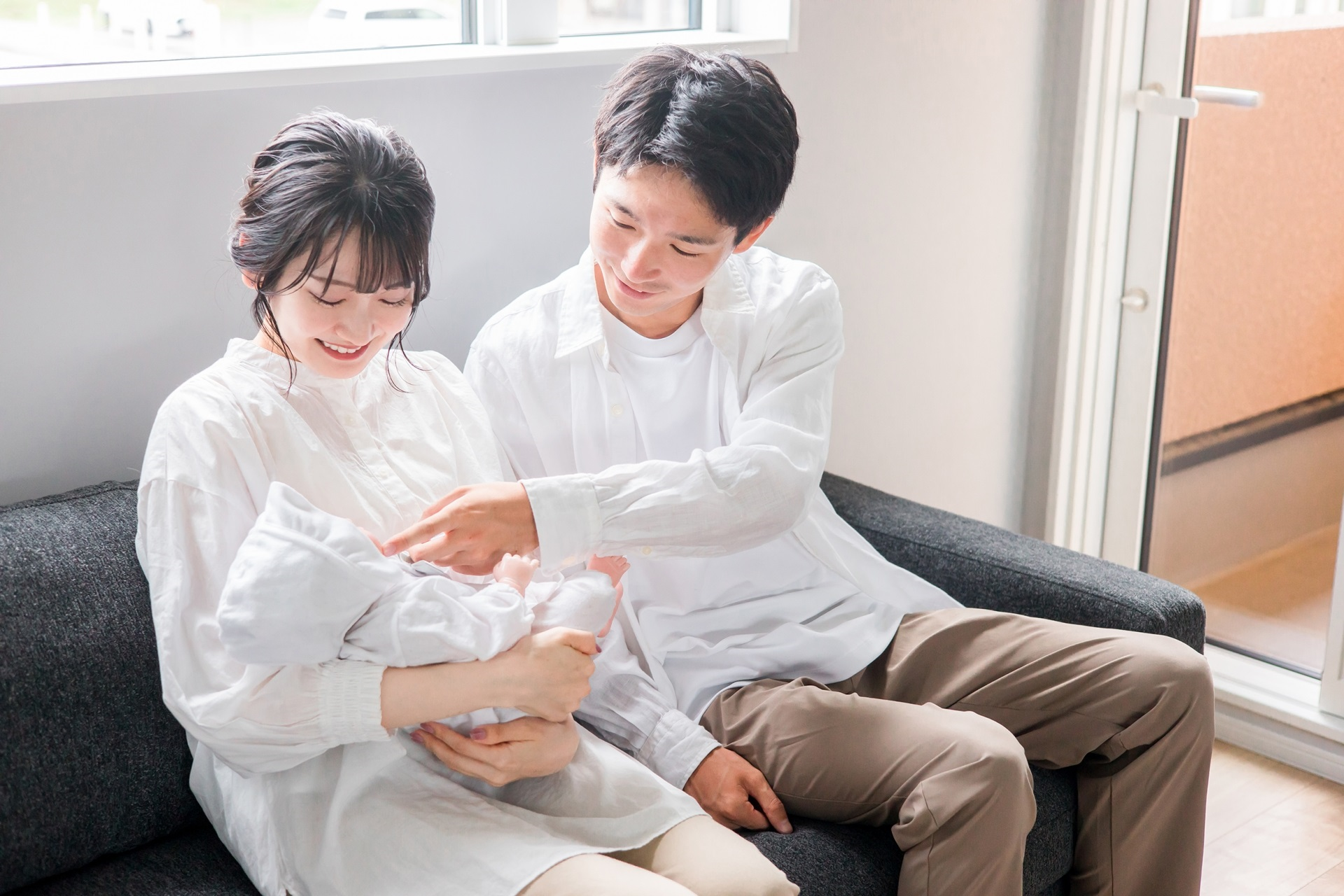 赤ちゃんを愛でる夫婦