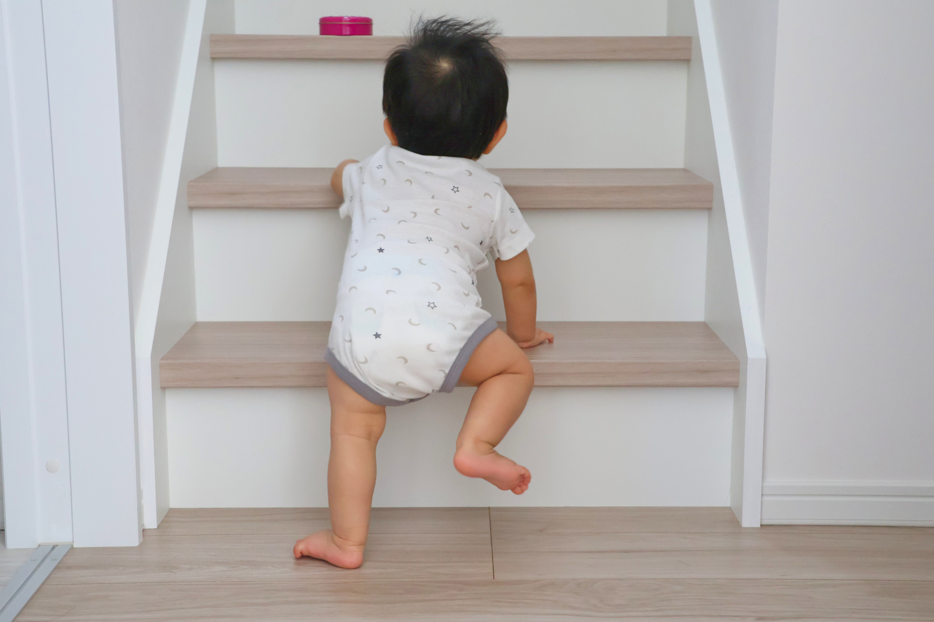 階段を登る赤ちゃん