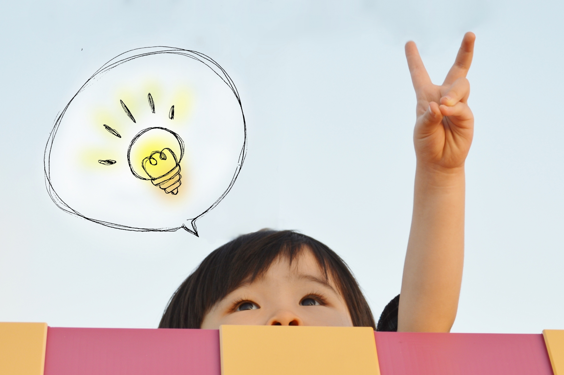 ピースする子ども