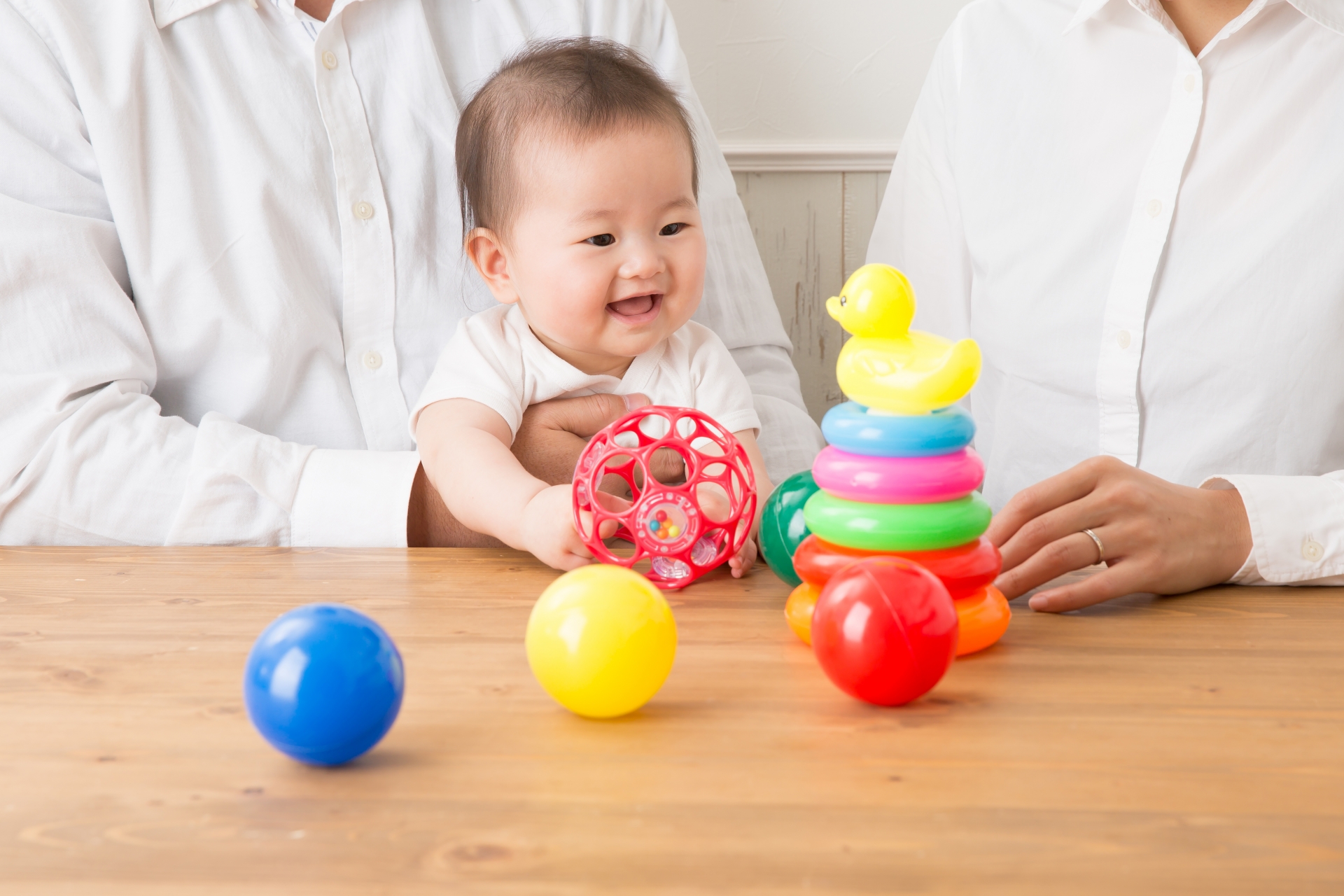 おもちゃで遊ぶ赤ちゃん