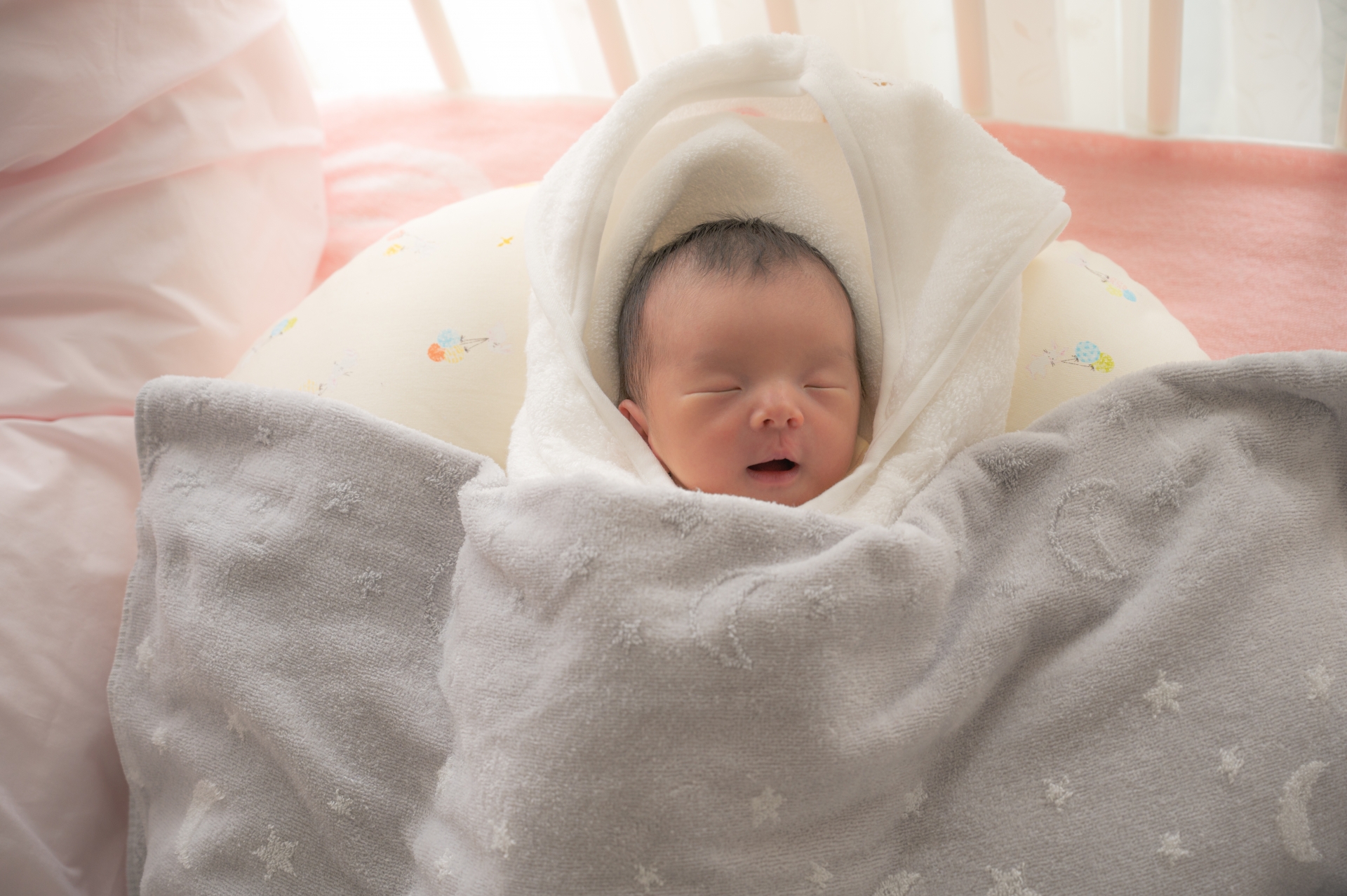 おくるみに包まれている赤ちゃん