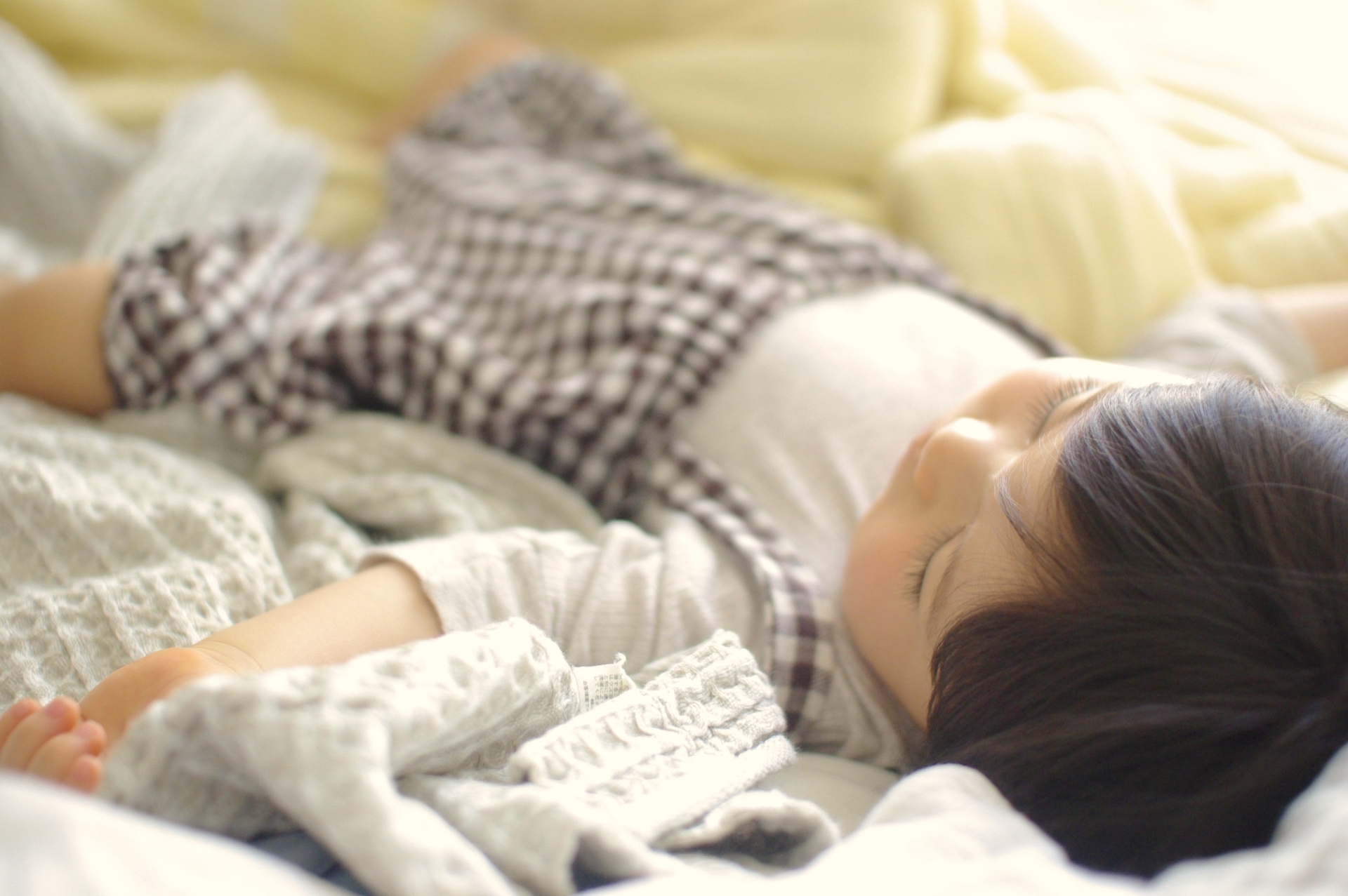 昼寝をする子ども