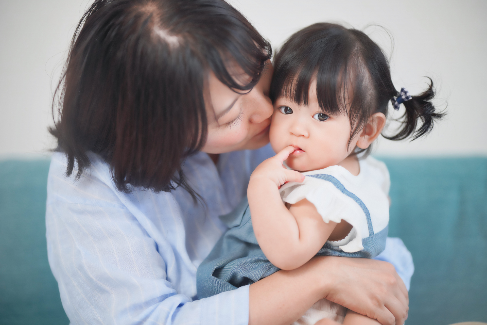 頬を寄せるママ
