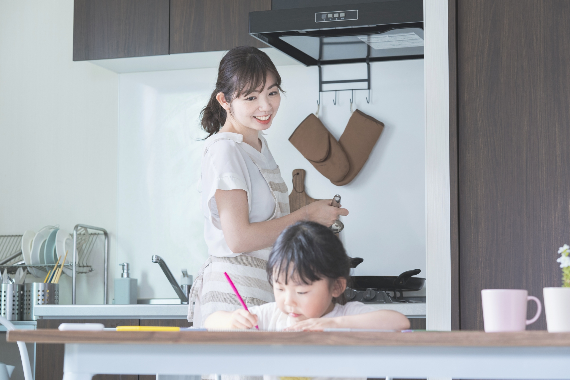 様子を見守るママ