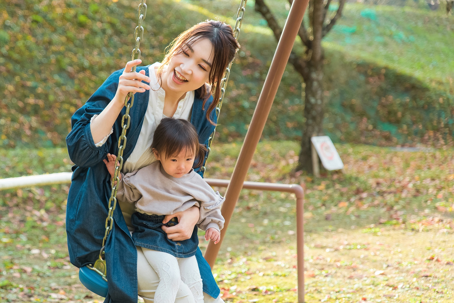 ブランコに乗る親子