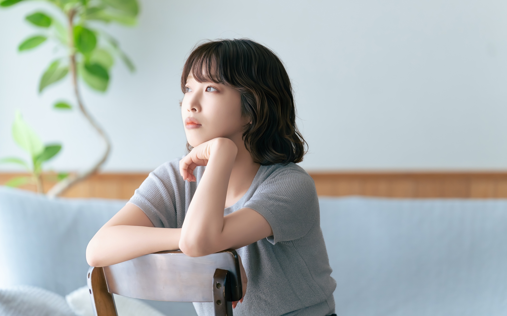 考え事をするママ