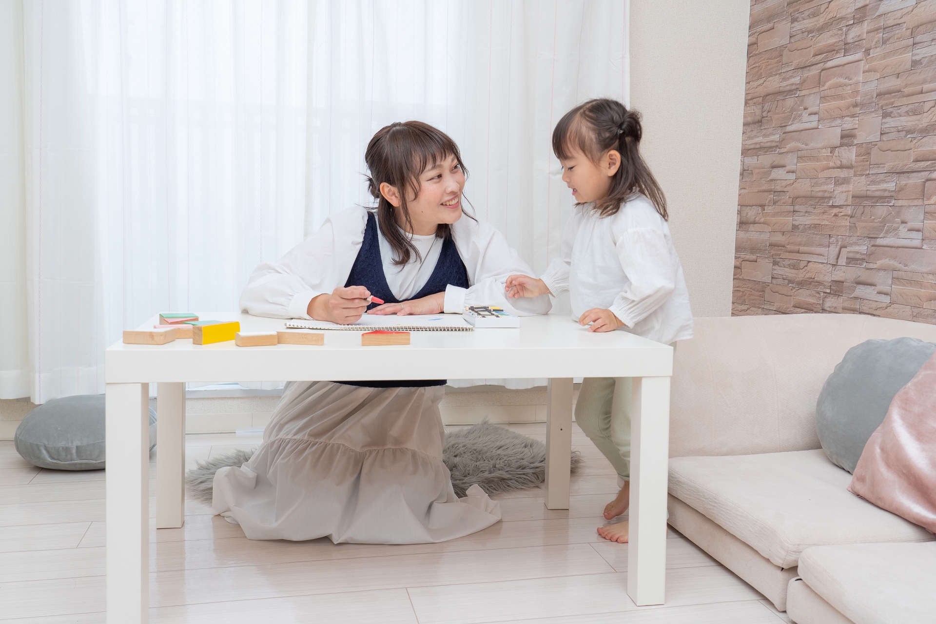 一緒に遊ぶ親子