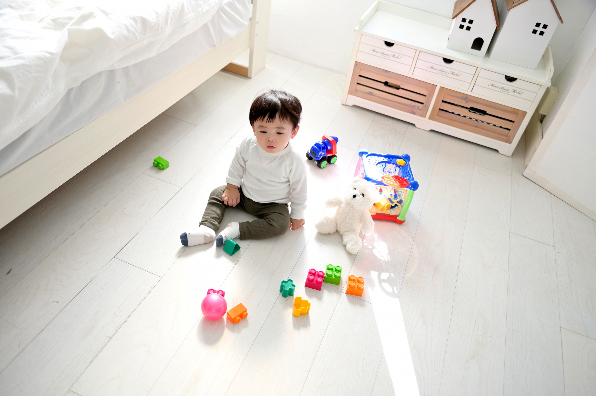部屋で一人で遊ぶ子ども