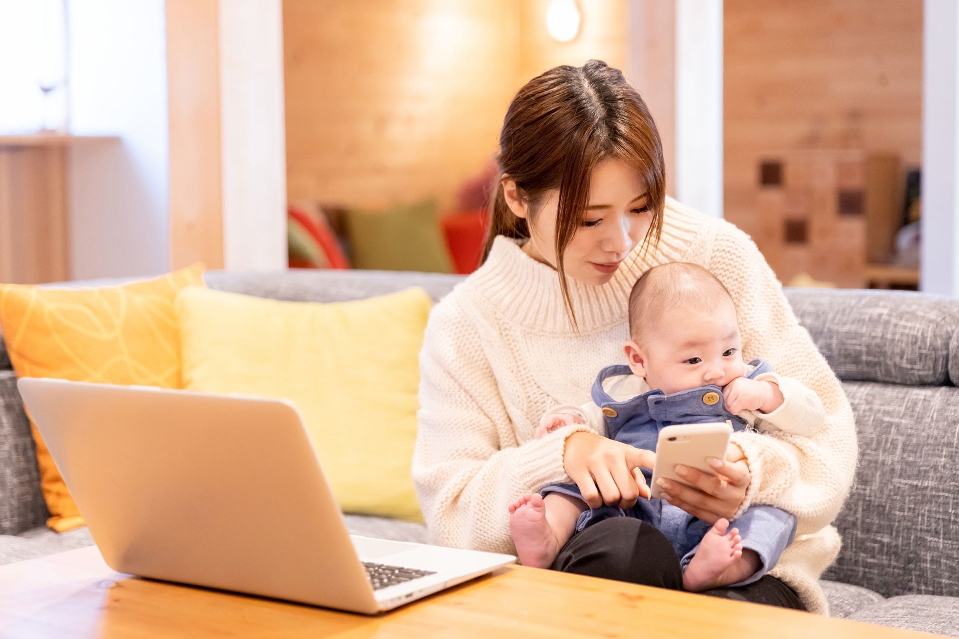 スマホをさわるママ