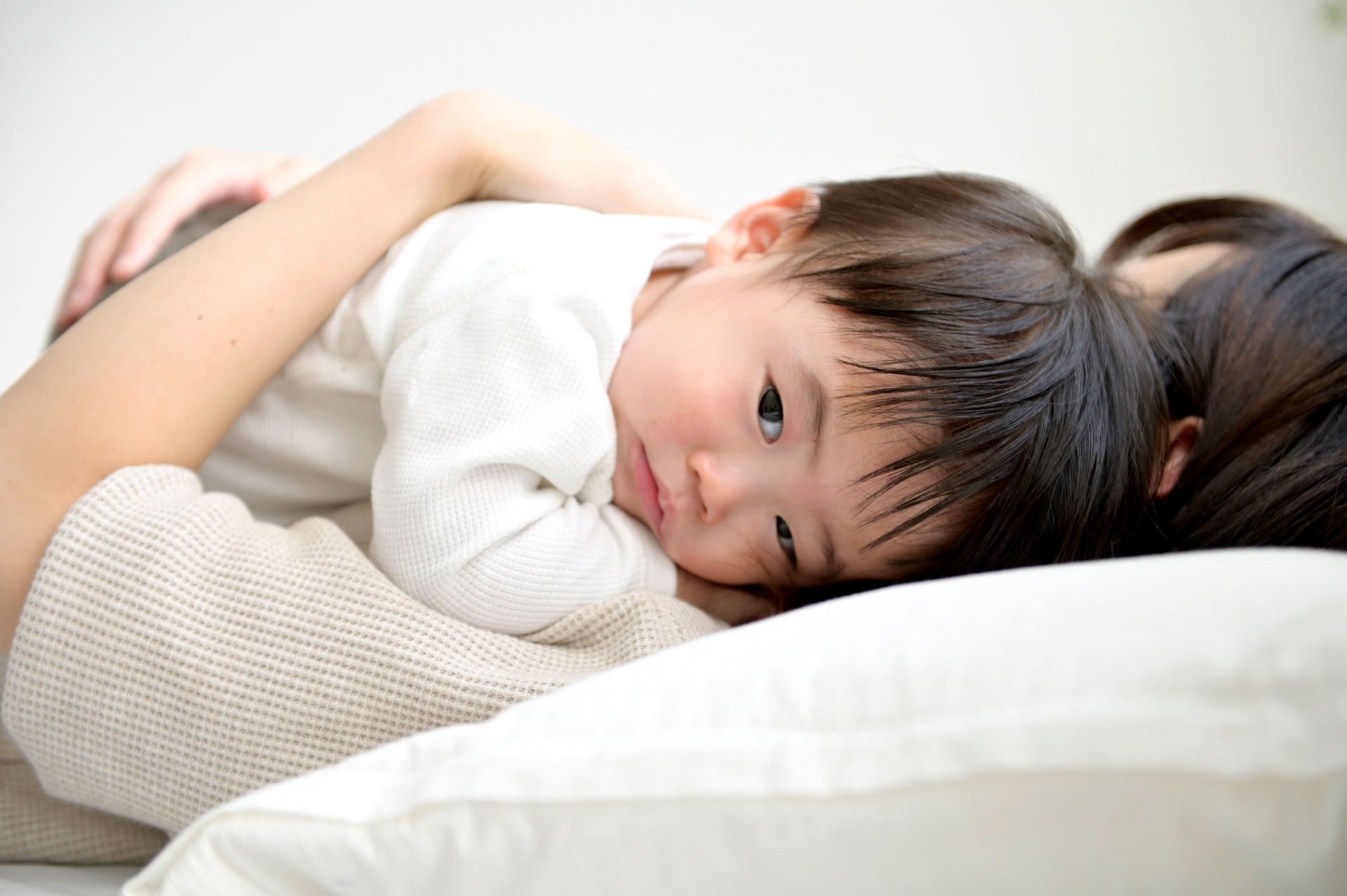 トントンするママ