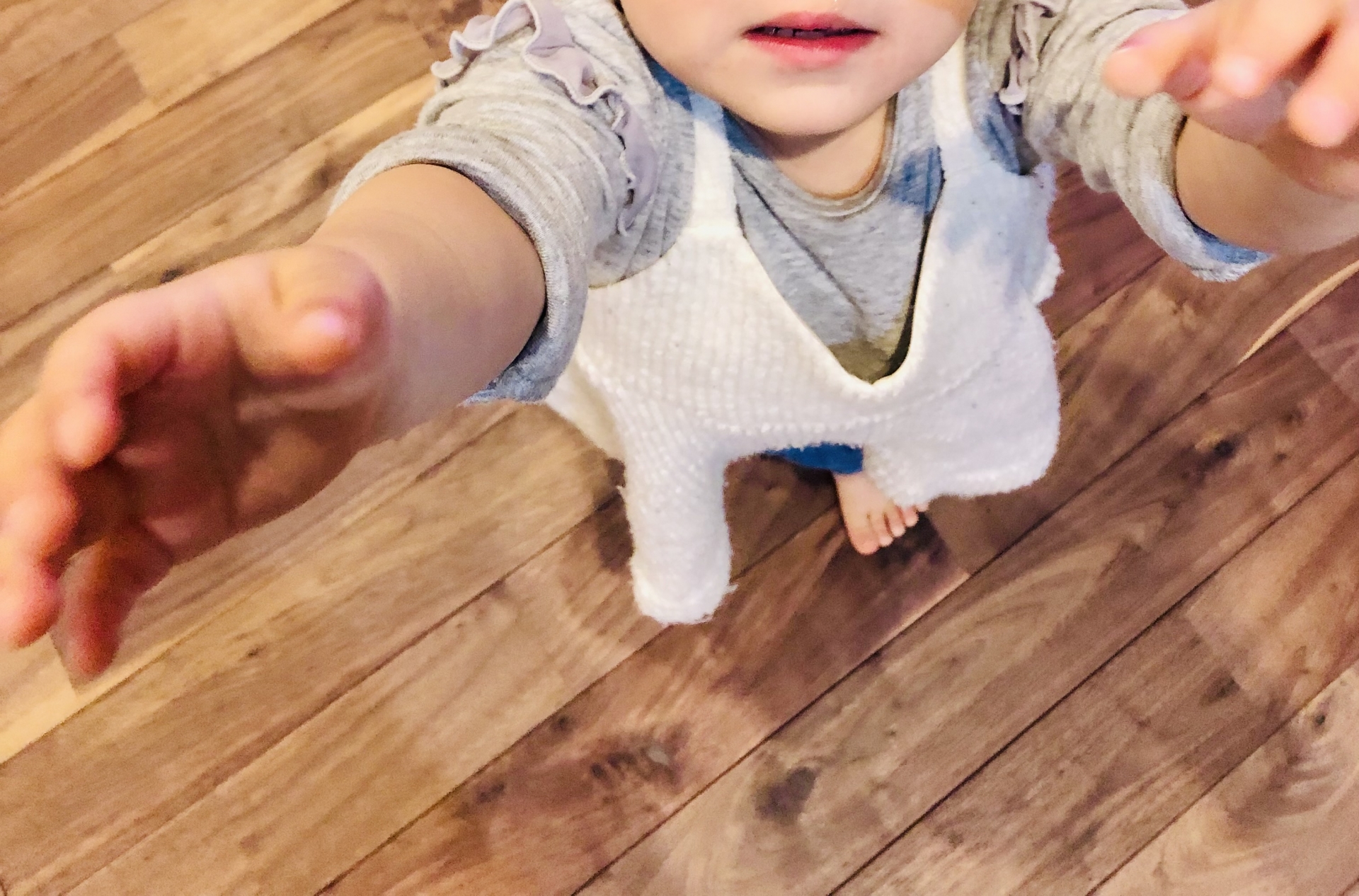 抱っこをせがむ子ども