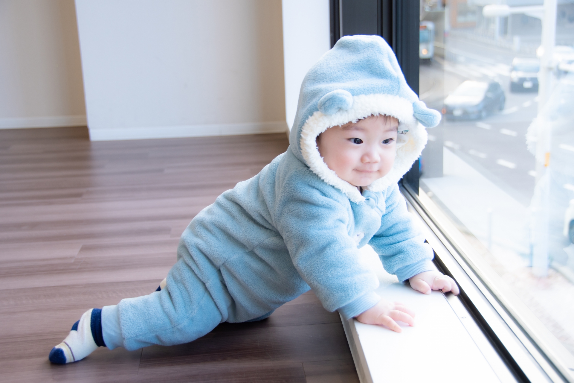 窓をのぞく赤ちゃん