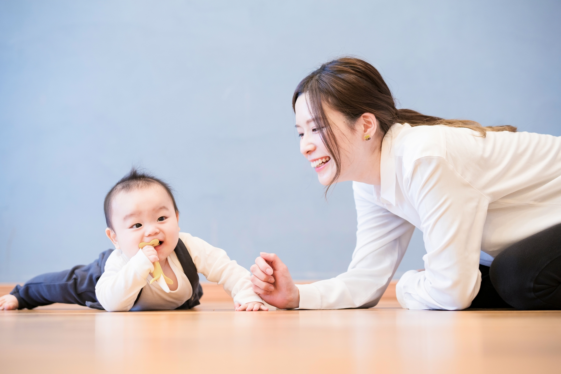 一緒にはいはいをする