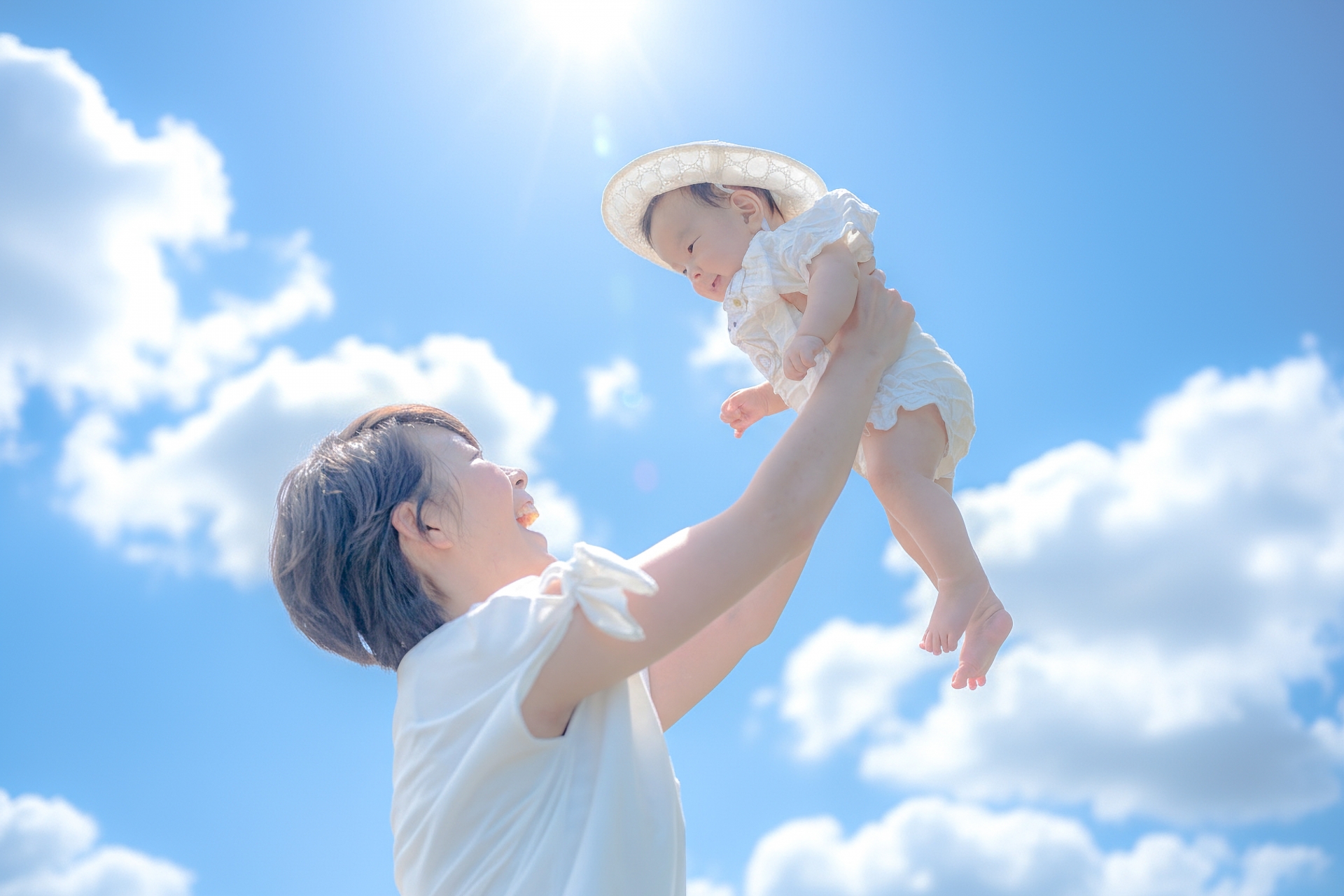 子どもを抱き上げるママ