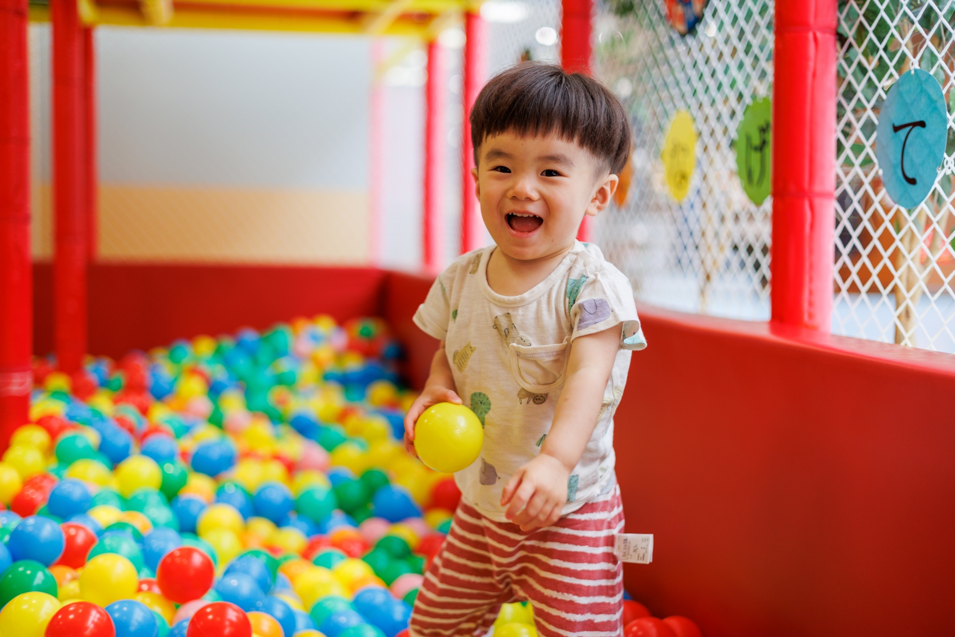 ボールで遊ぶ男の子