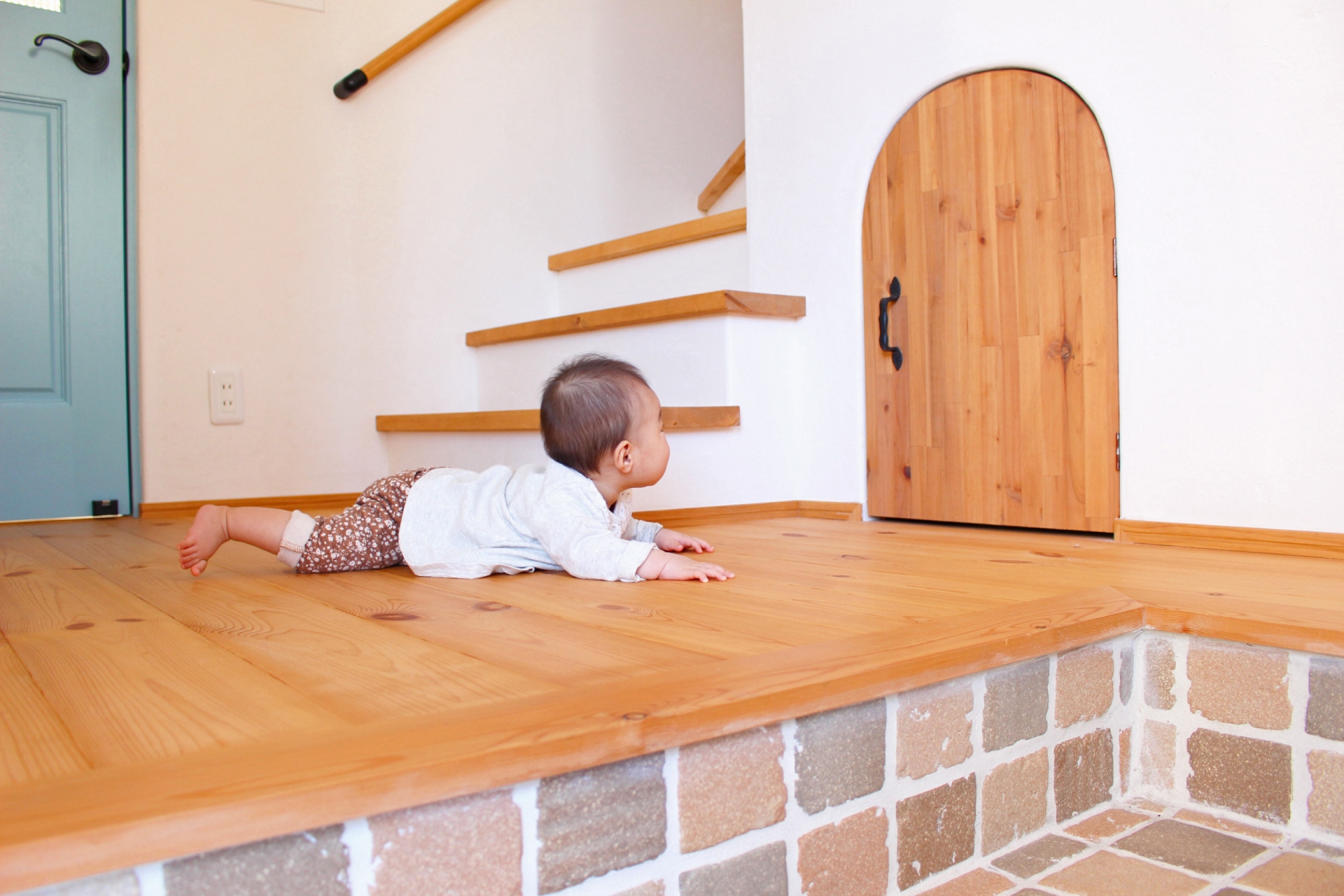 廊下にいる赤ちゃん