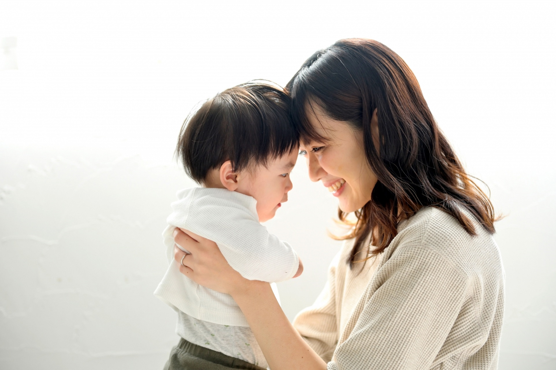 顔を寄せ合う親子