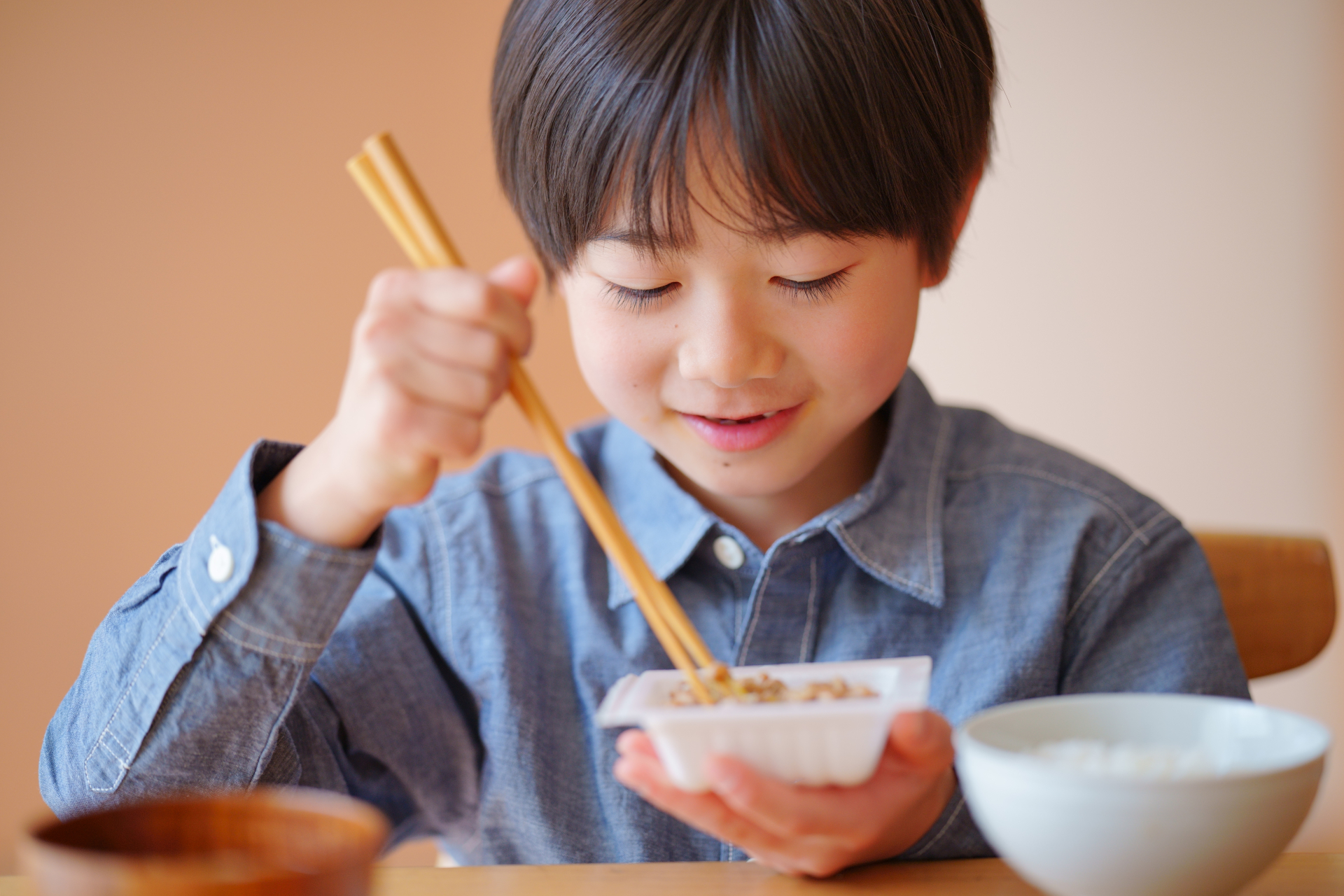 食事をする男の子