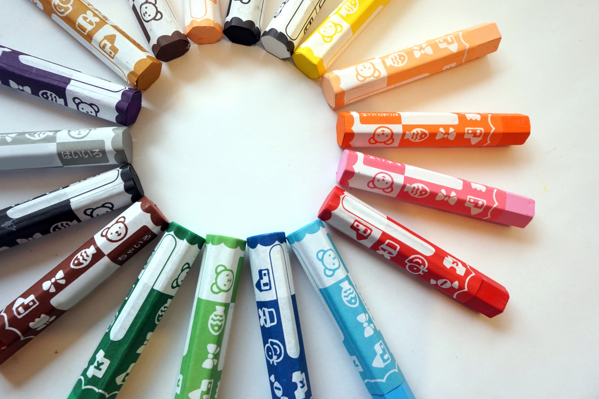 色とりどりのクレヨン