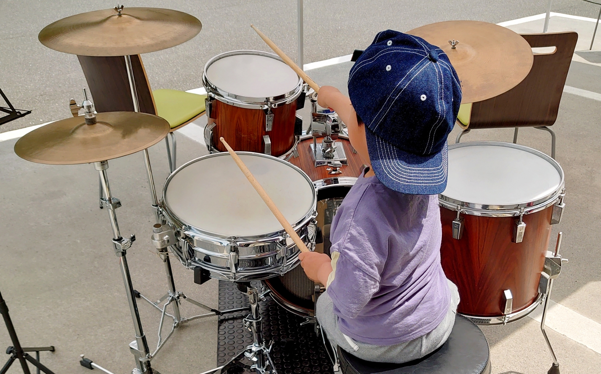 ドラムを叩く男の子