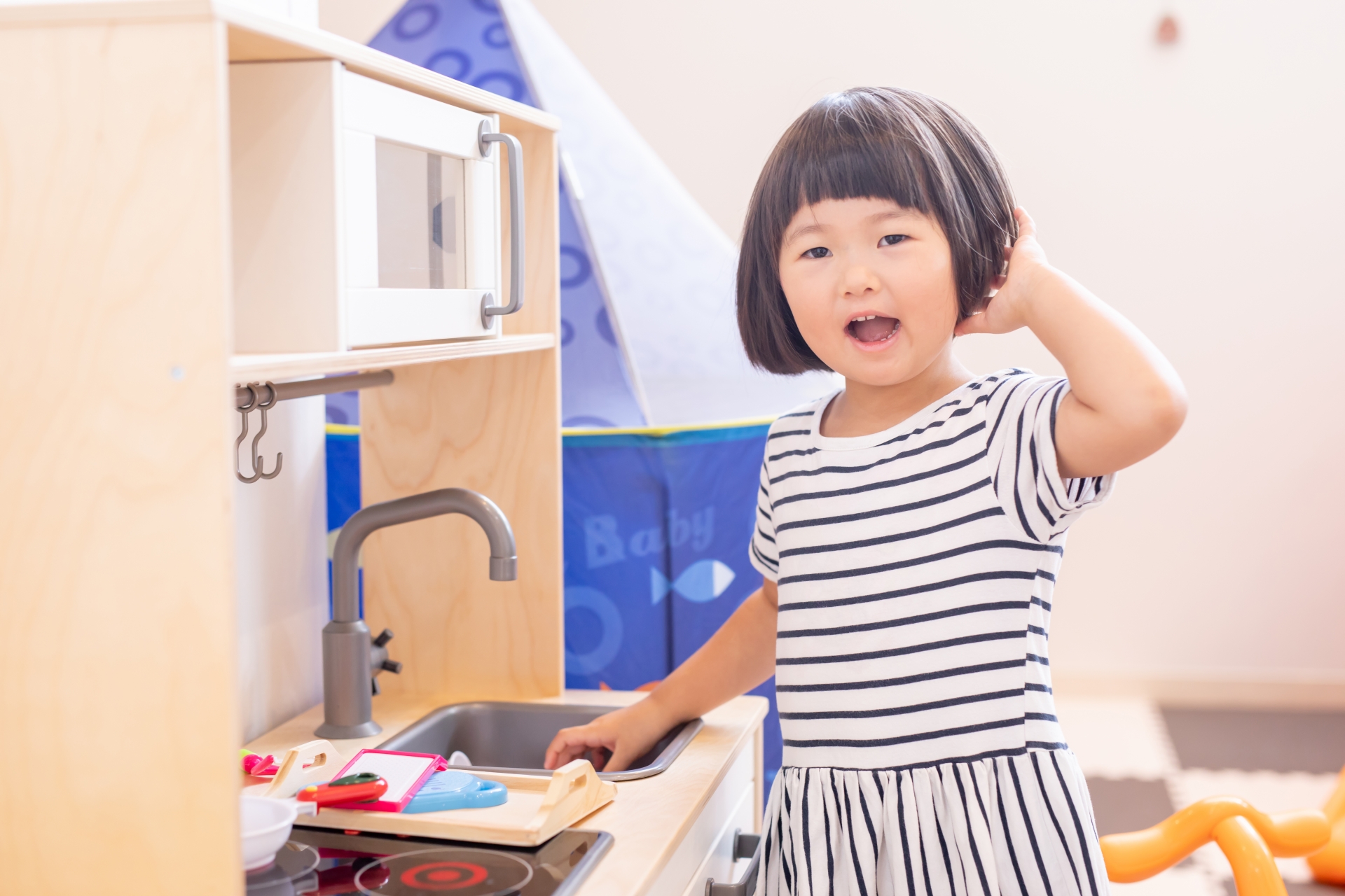 ままごとをする子ども