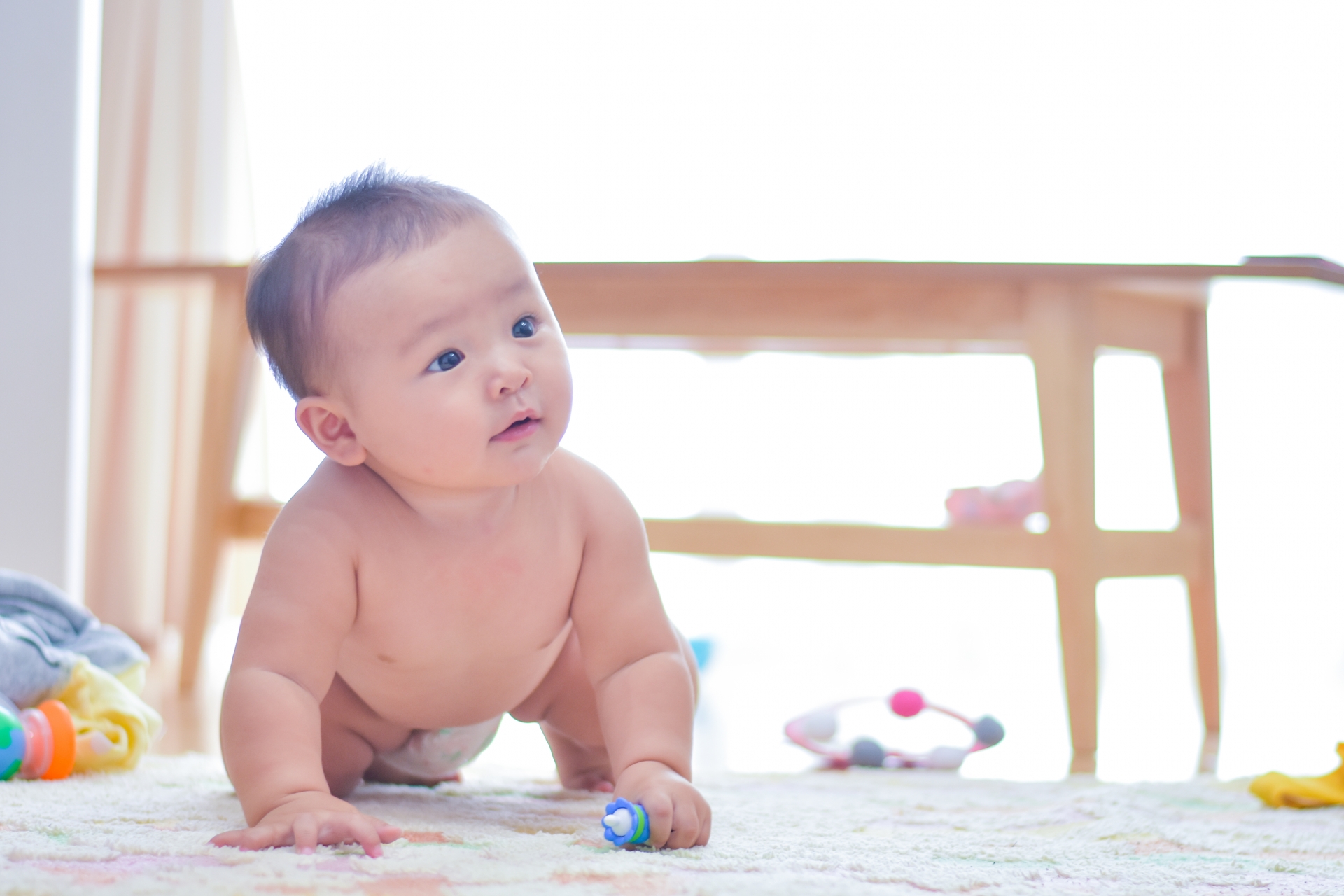 はいはいをする男の子