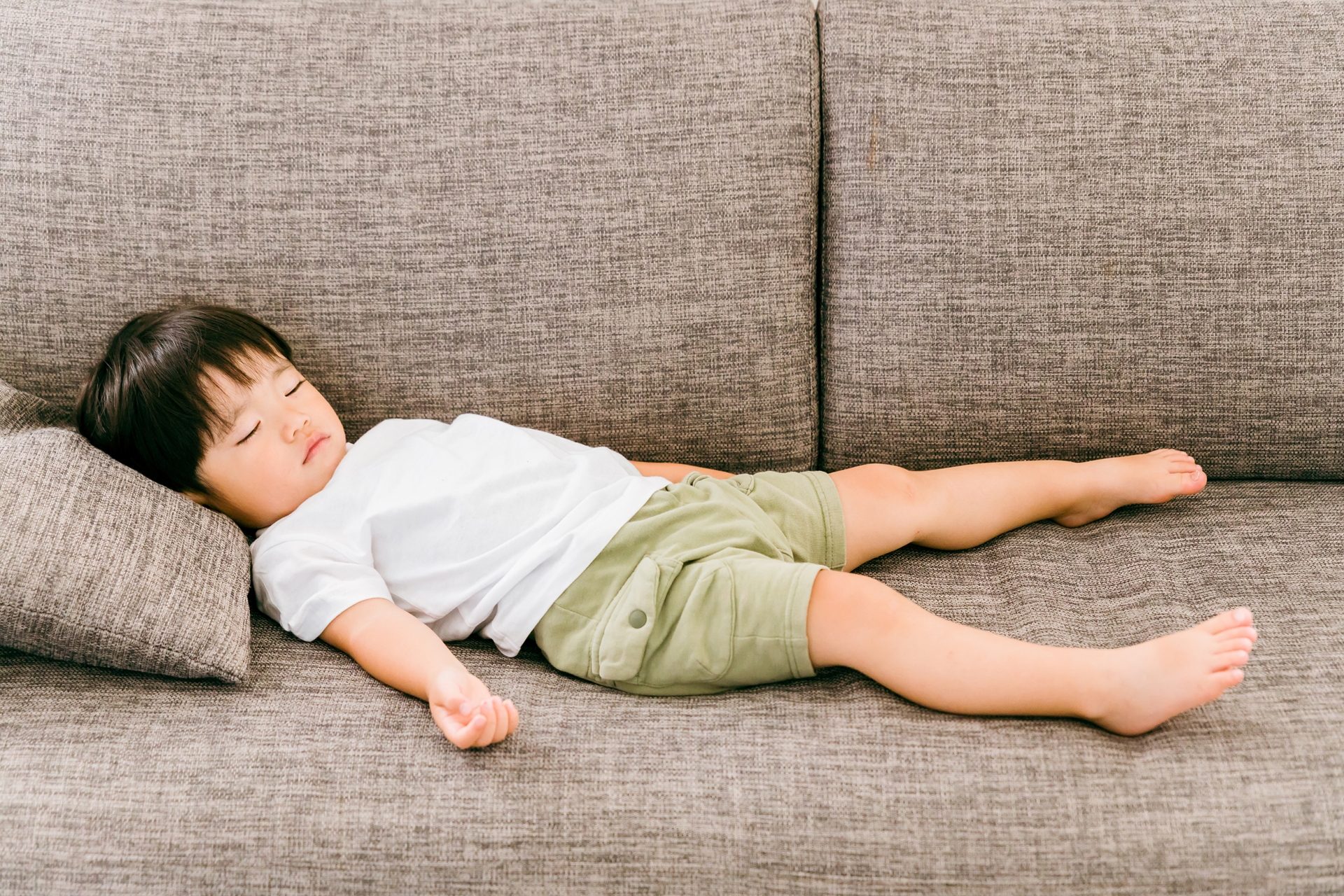 ソファで寝る子ども