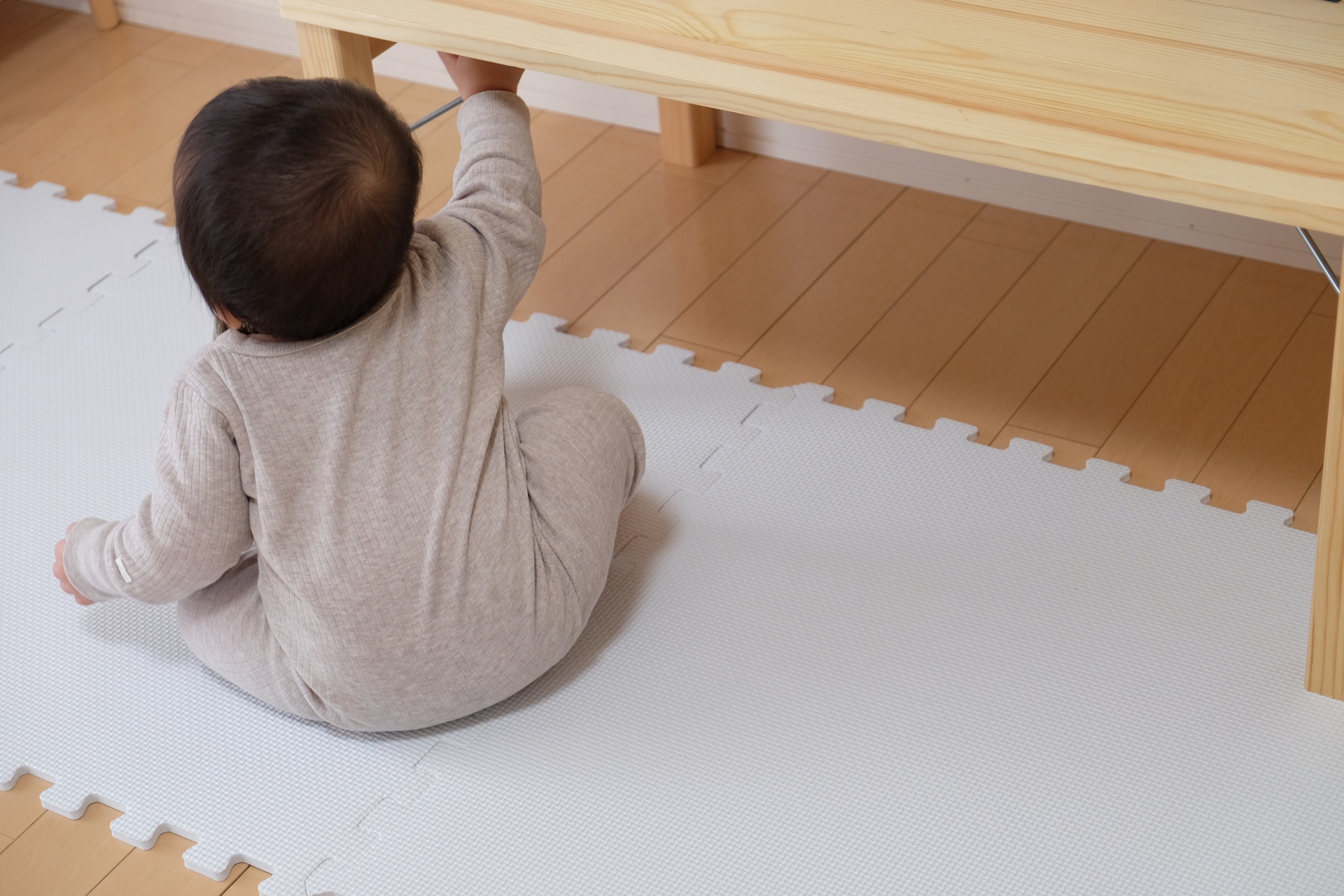 机をさわる子ども