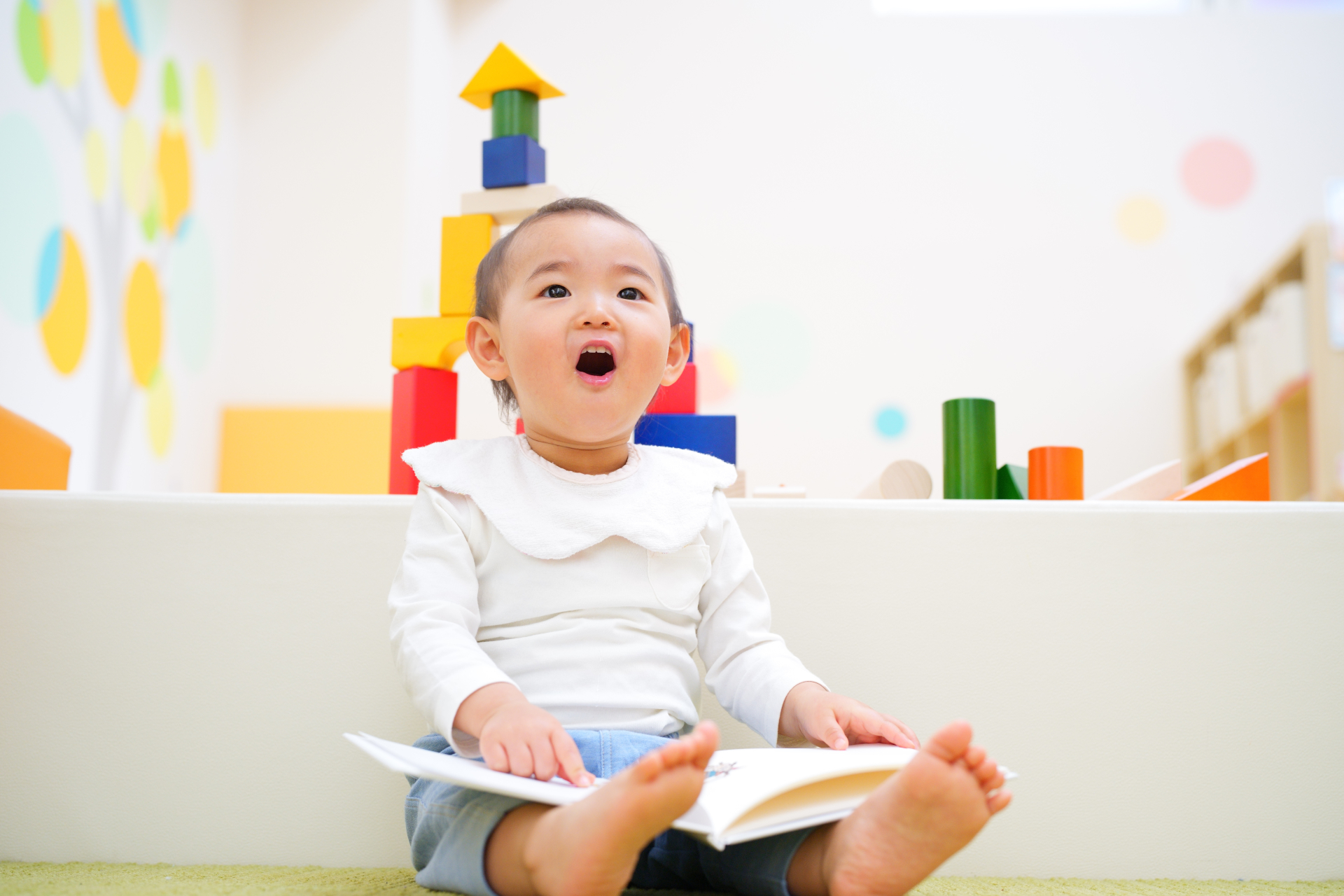 絵本を読む子ども