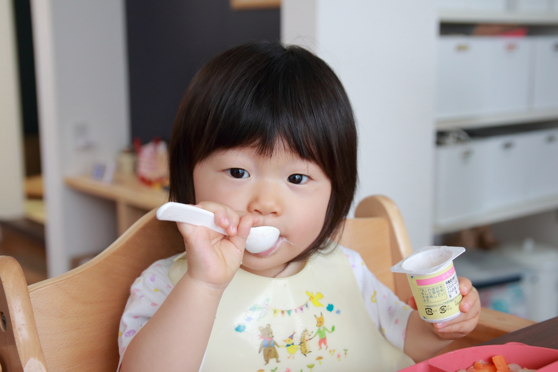 ヨーグルトを食べる子ども