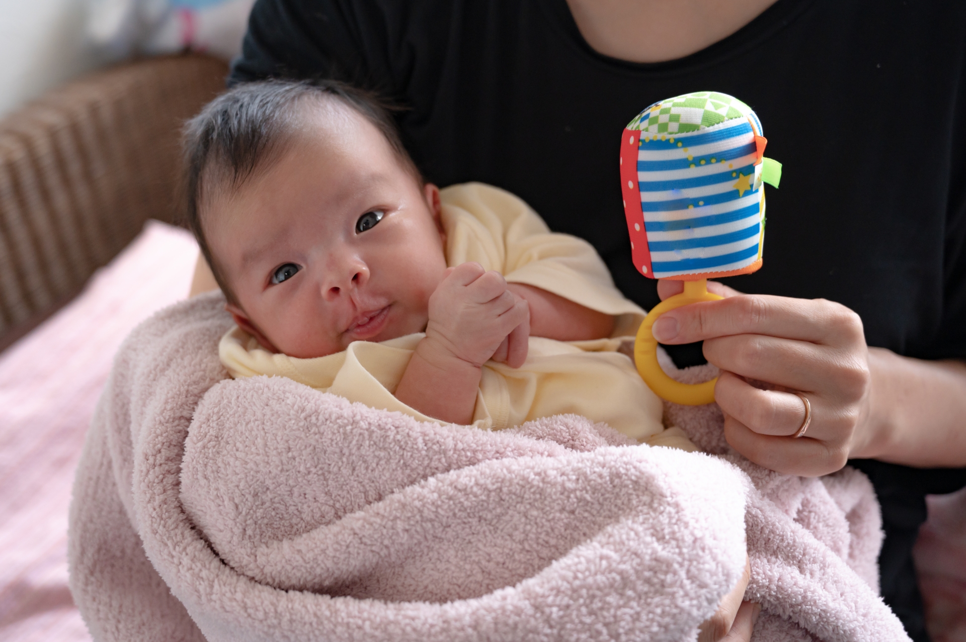 赤ちゃんにおもちゃを見せる