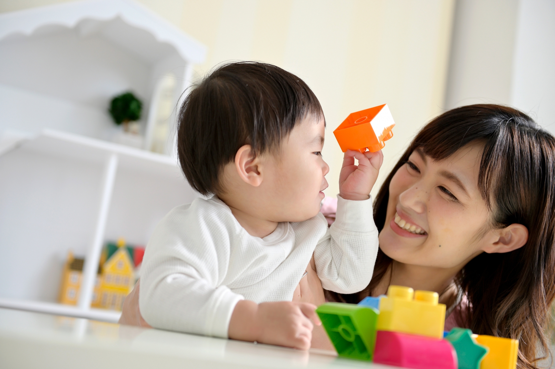 ブロックで遊ぶ赤ちゃん