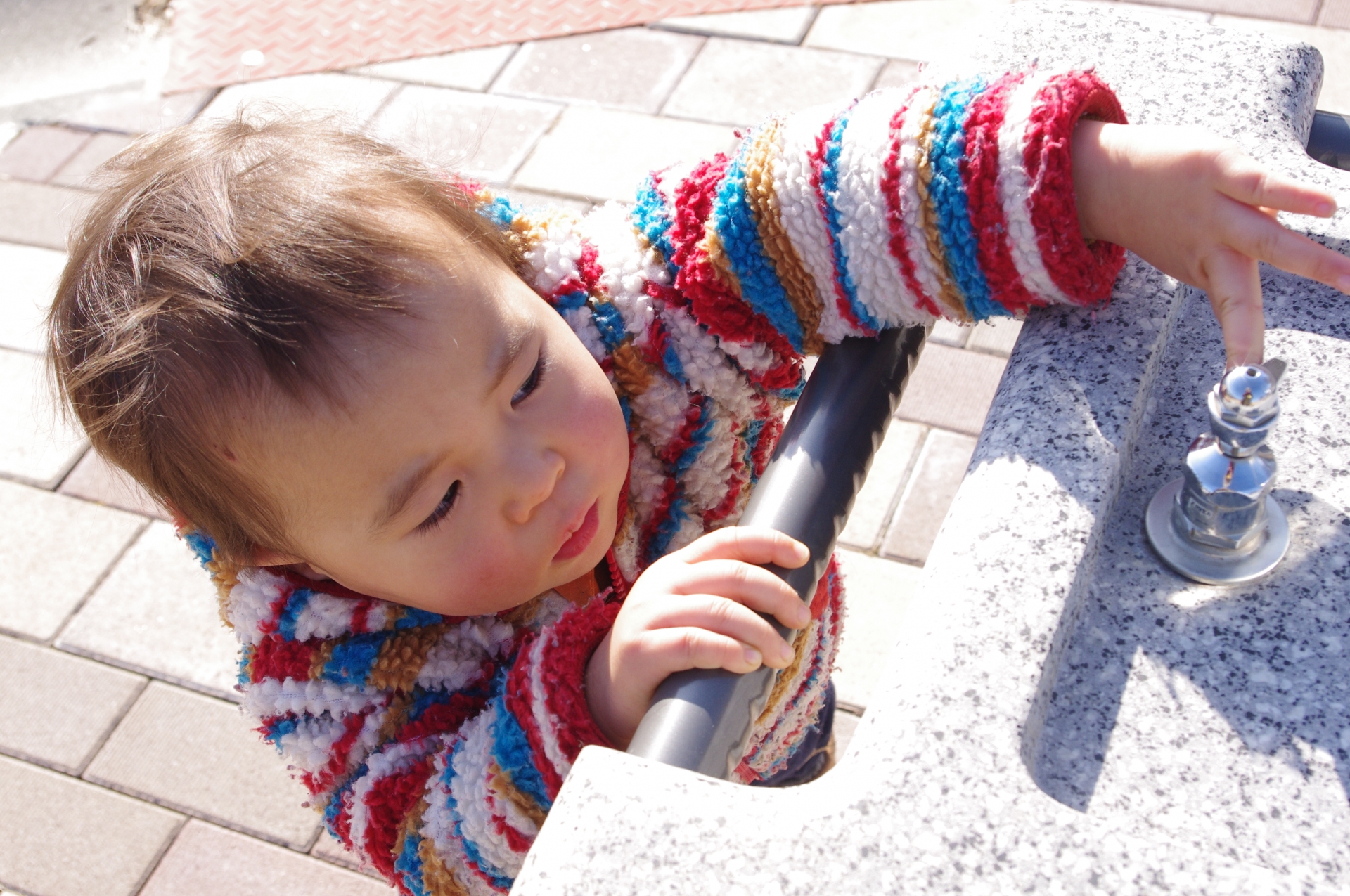 手を伸ばす男の子
