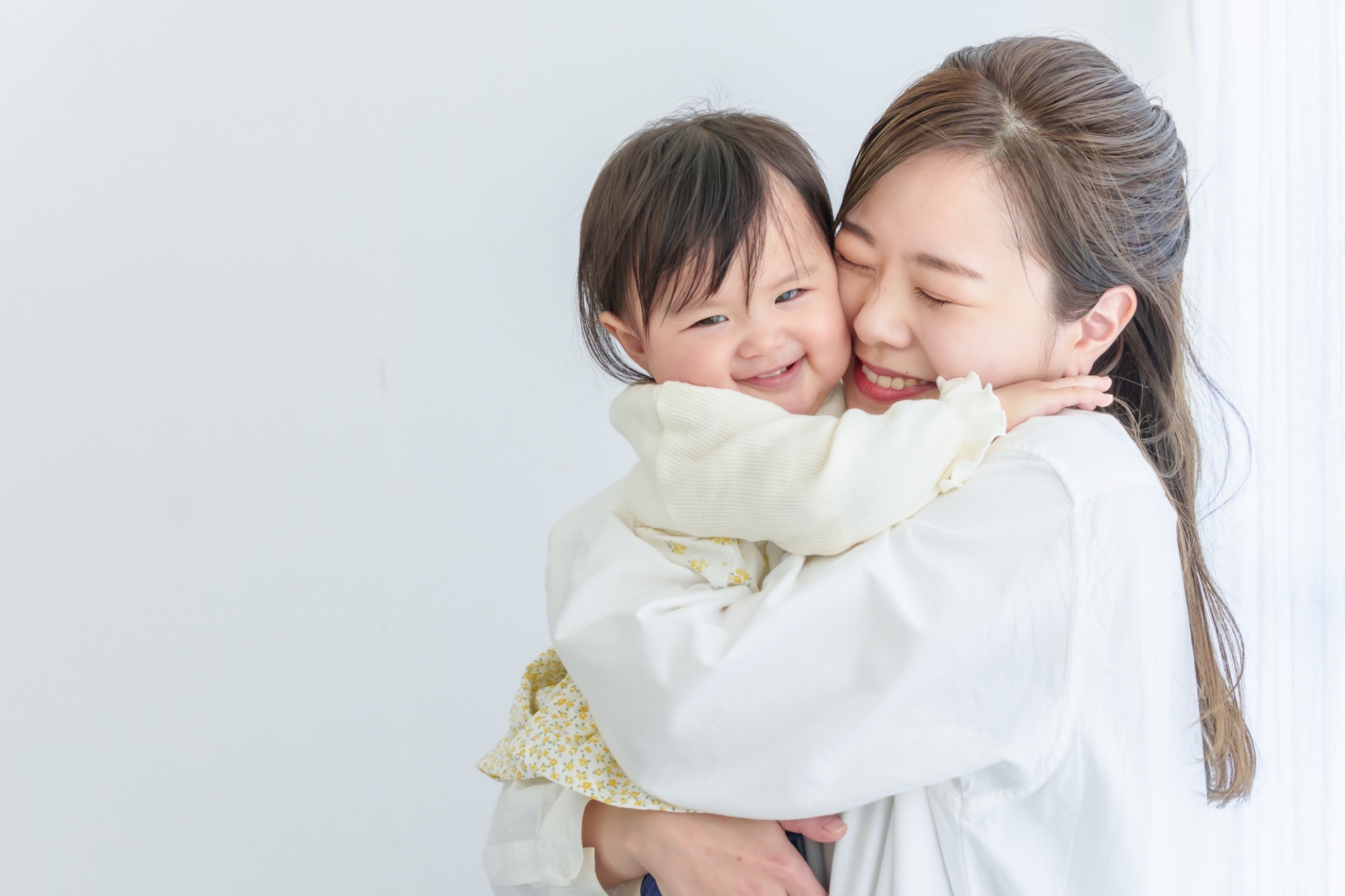 頬を寄せ合う親子