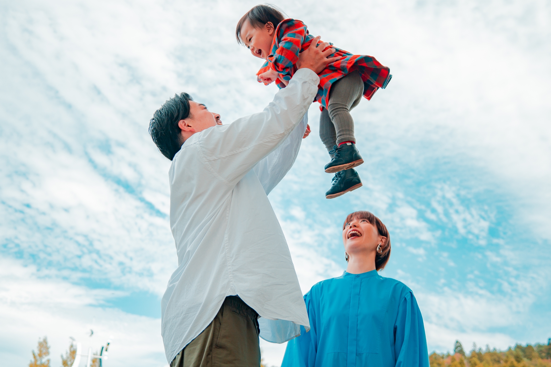 パパに抱っこされる子ども