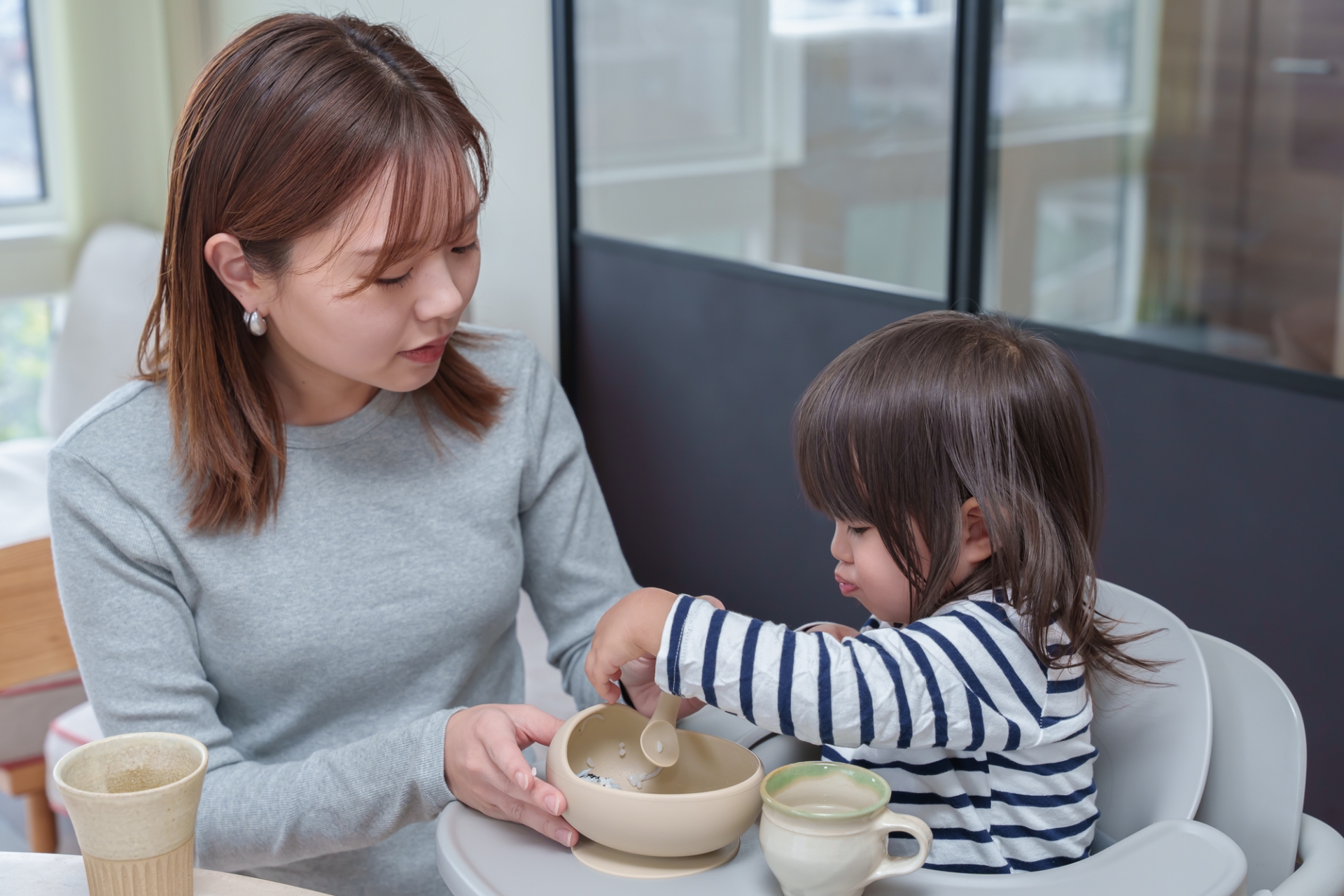 食事を手伝うママ