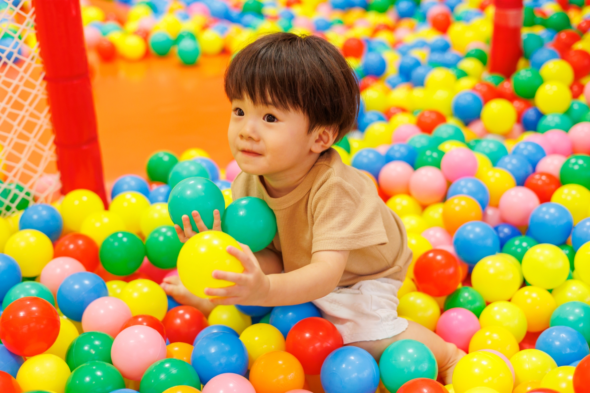 ボール遊びをする男のこ