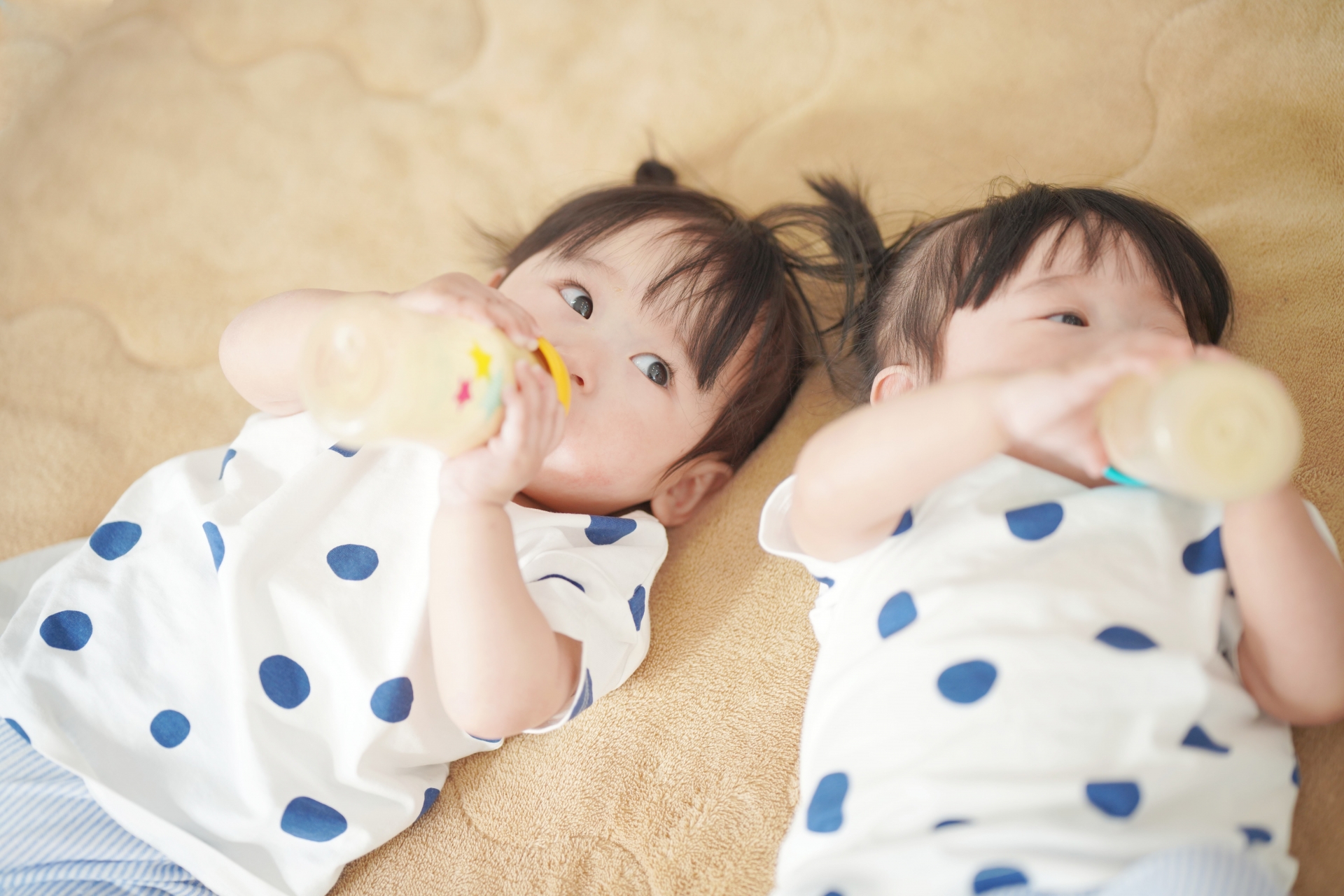 ミルクを飲む双子