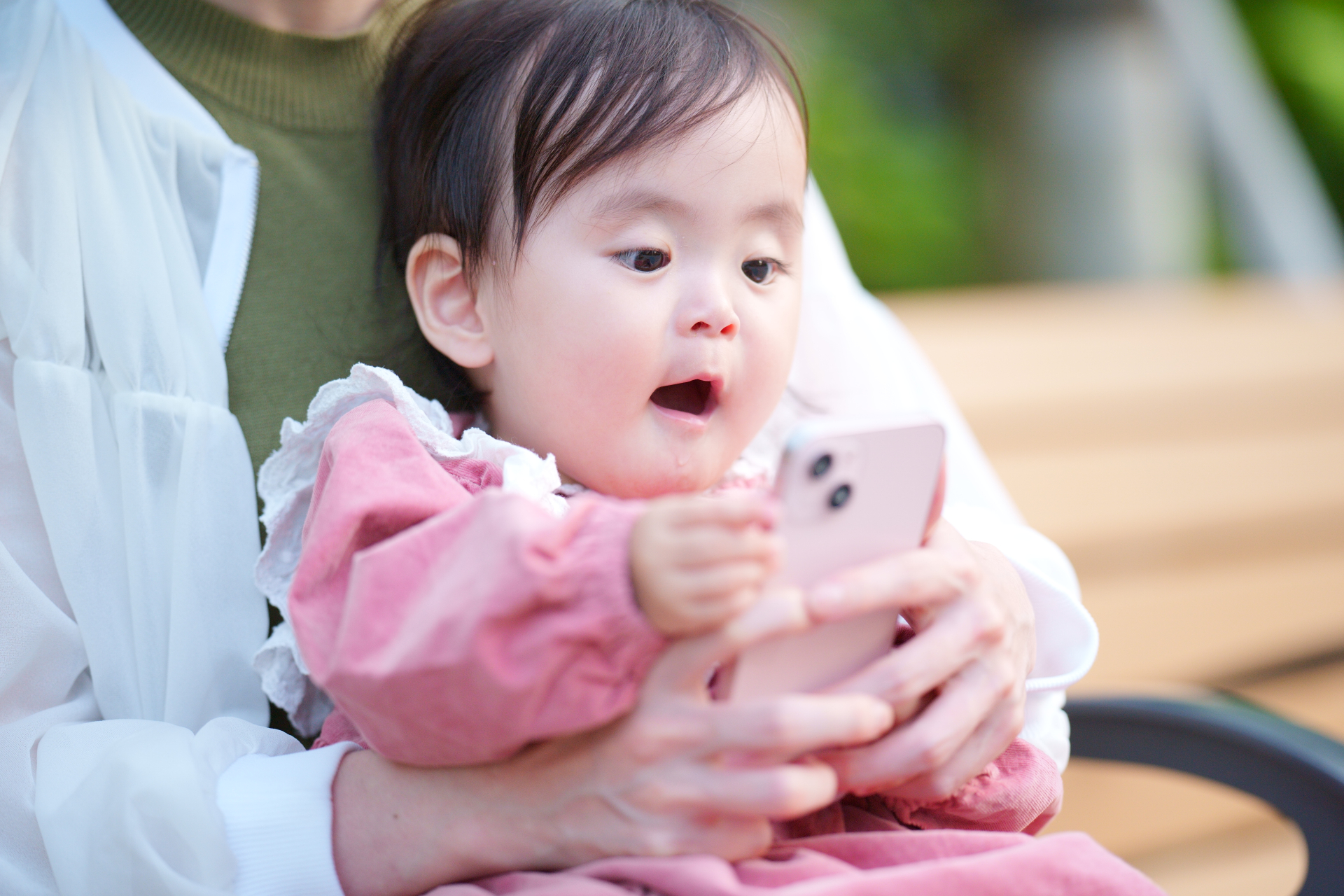 スマホをみる赤ちゃん