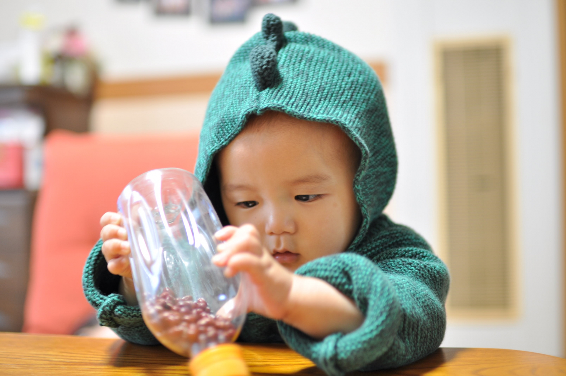 手づくりおもちゃで遊ぶ赤ちゃん