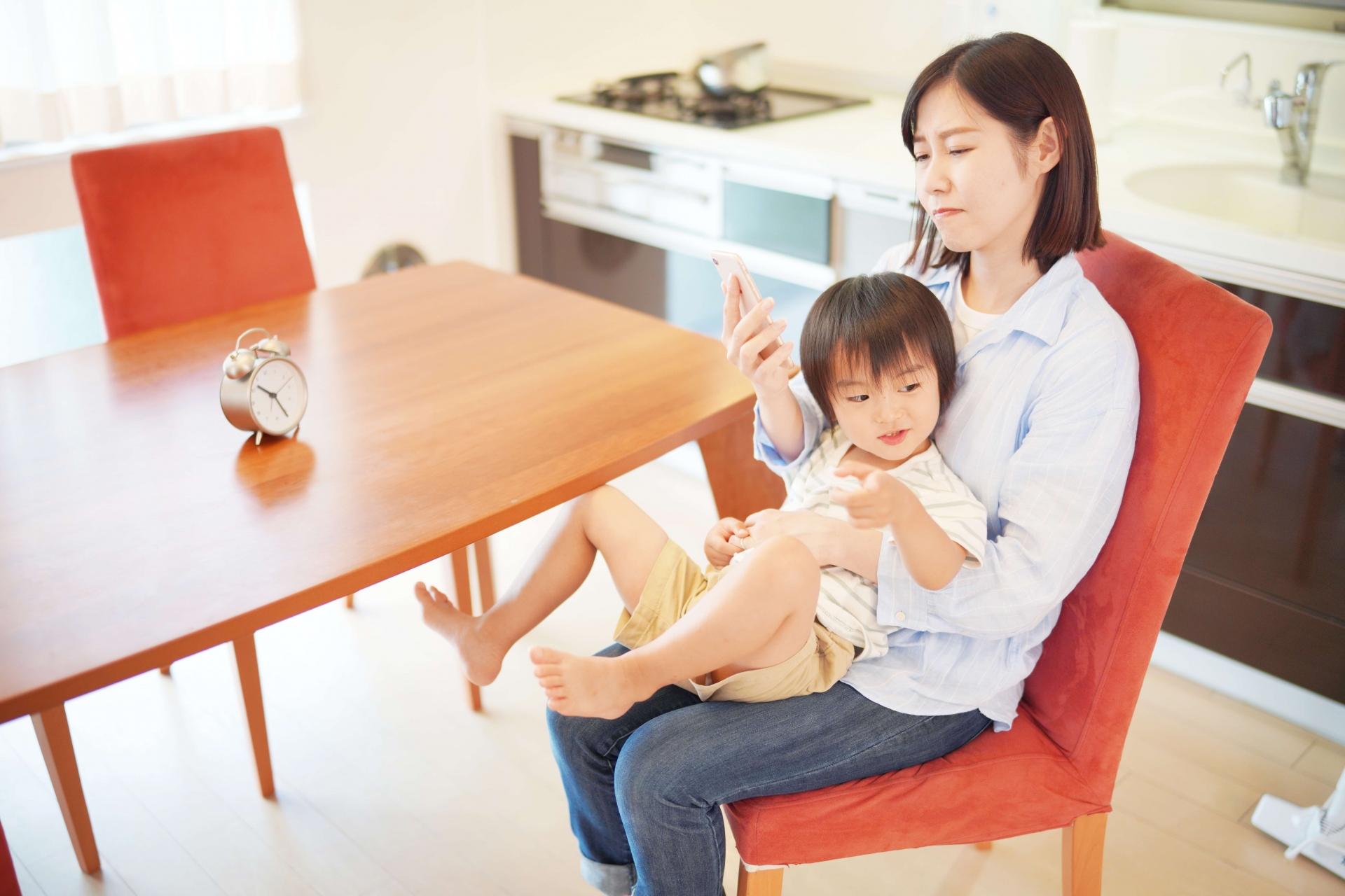 育児中にスマホをさわるママ