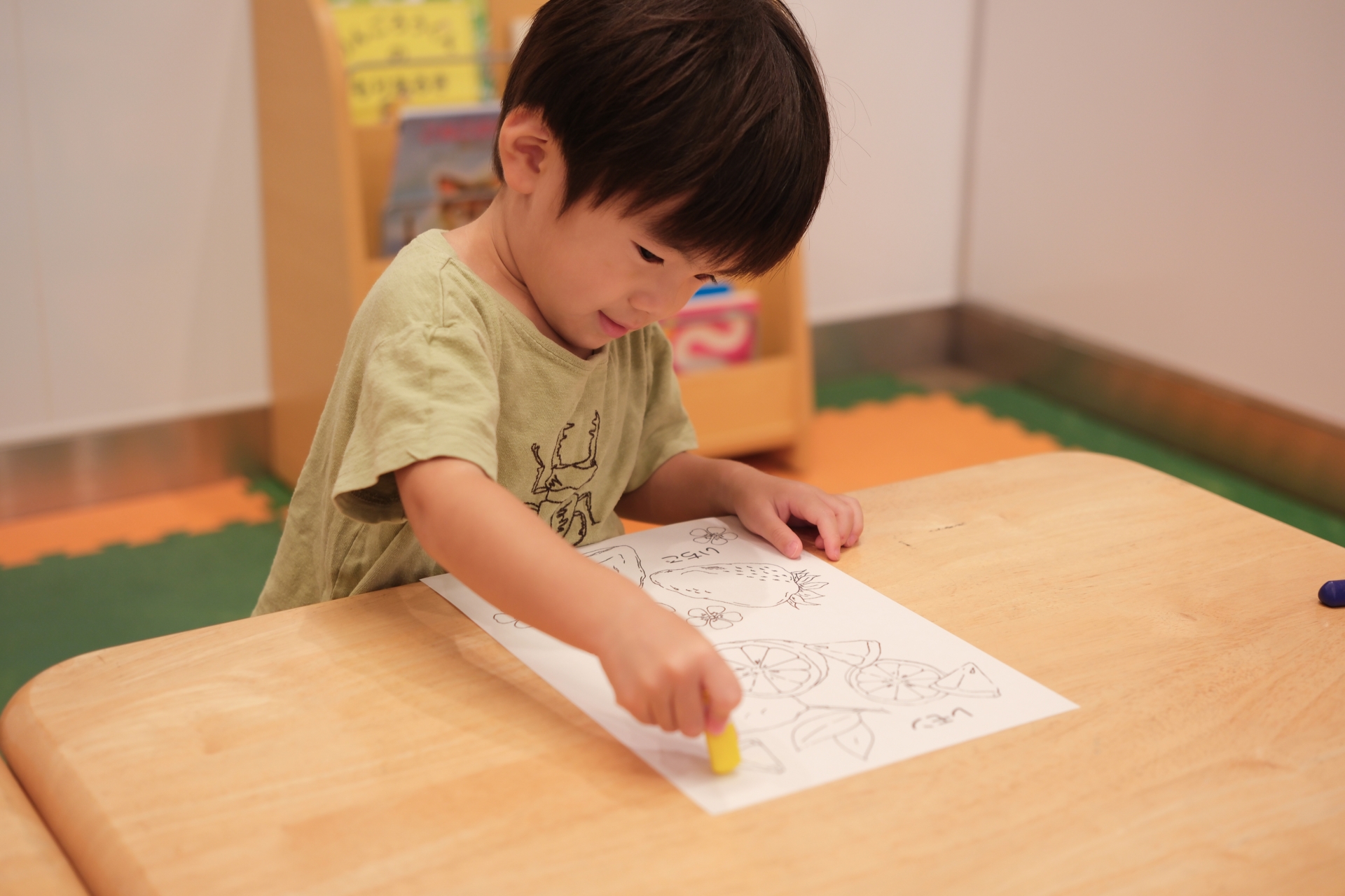 塗り絵をする男の子