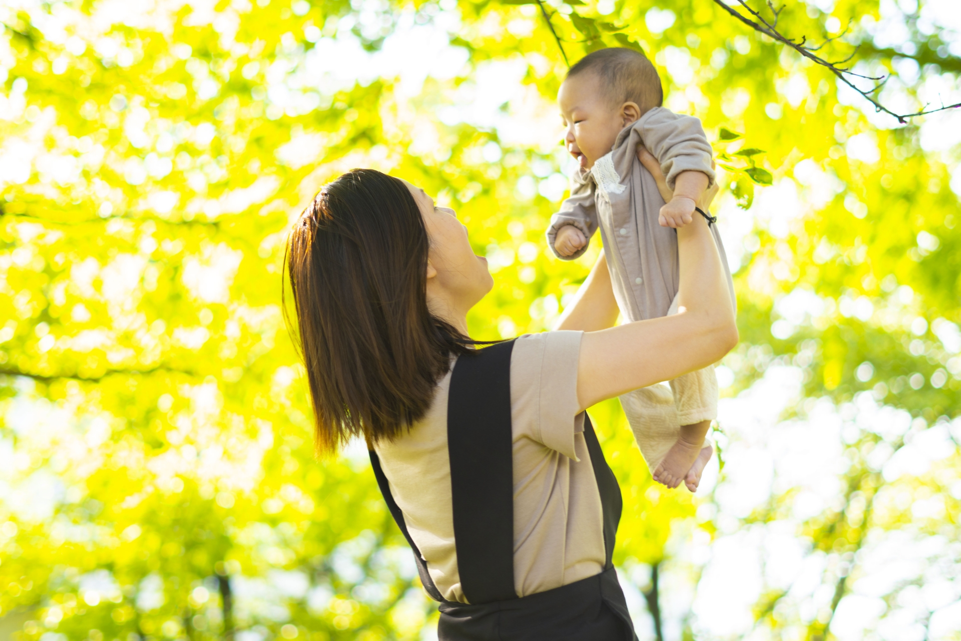 日光浴する親子
