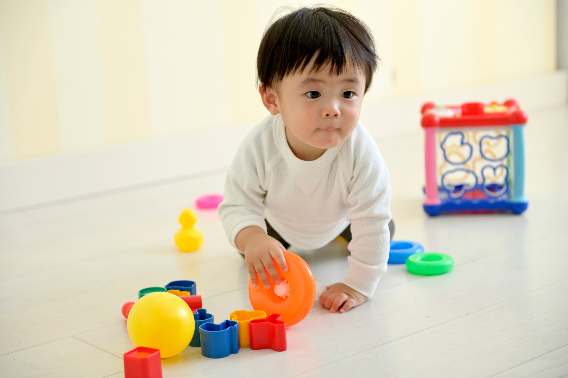 おもちゃで遊ぶ男の子