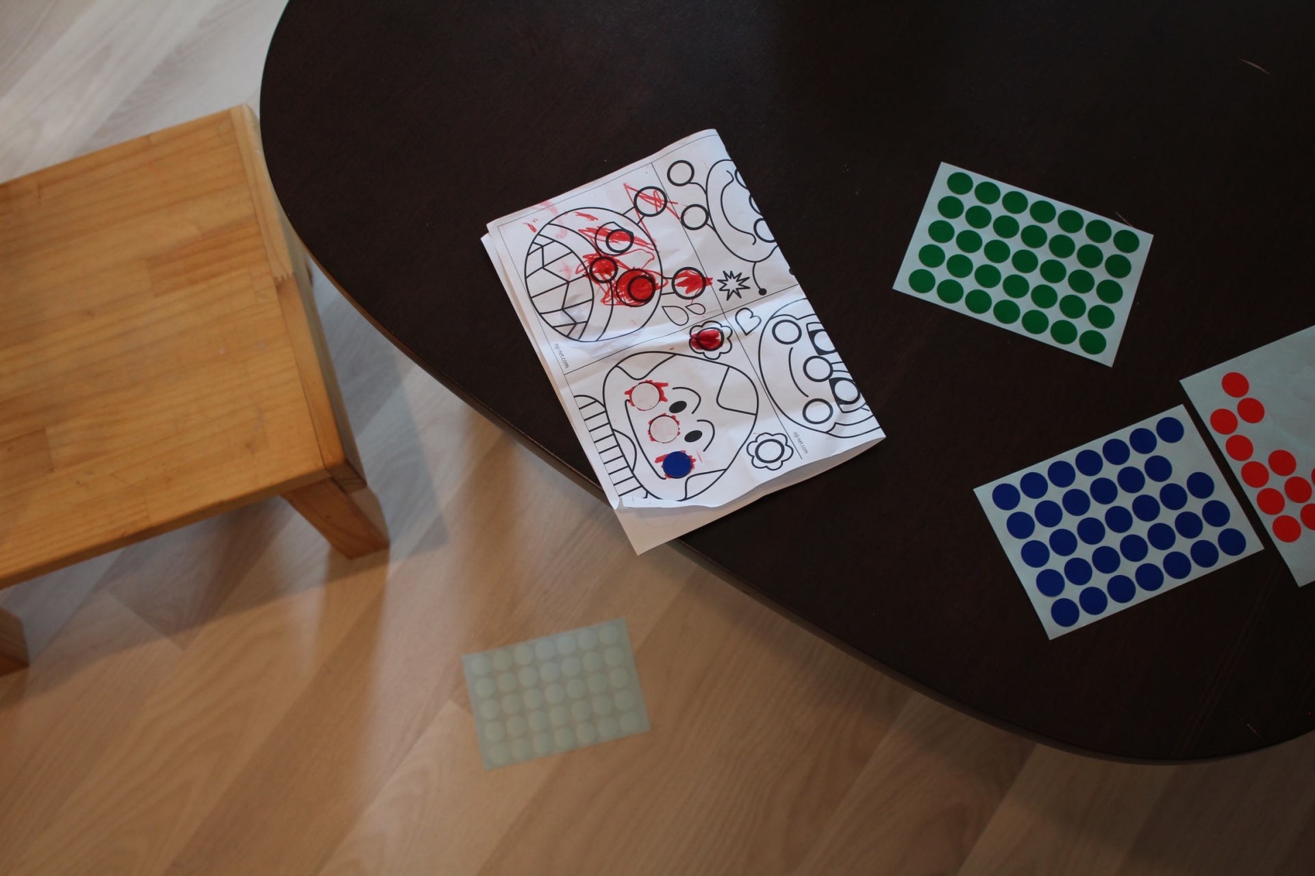 シールと塗り絵