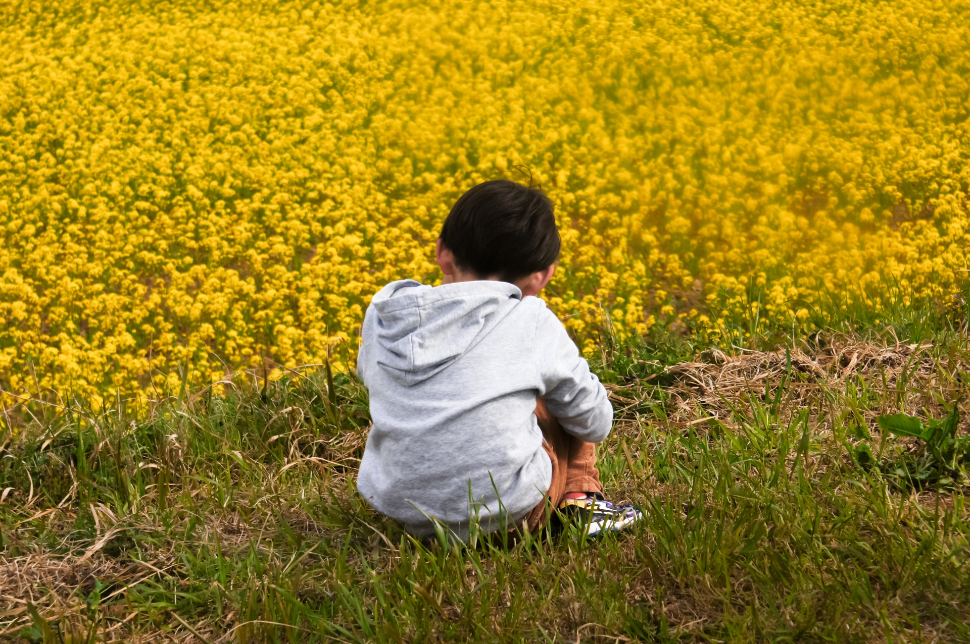 ひとりで遊ぶ子ども