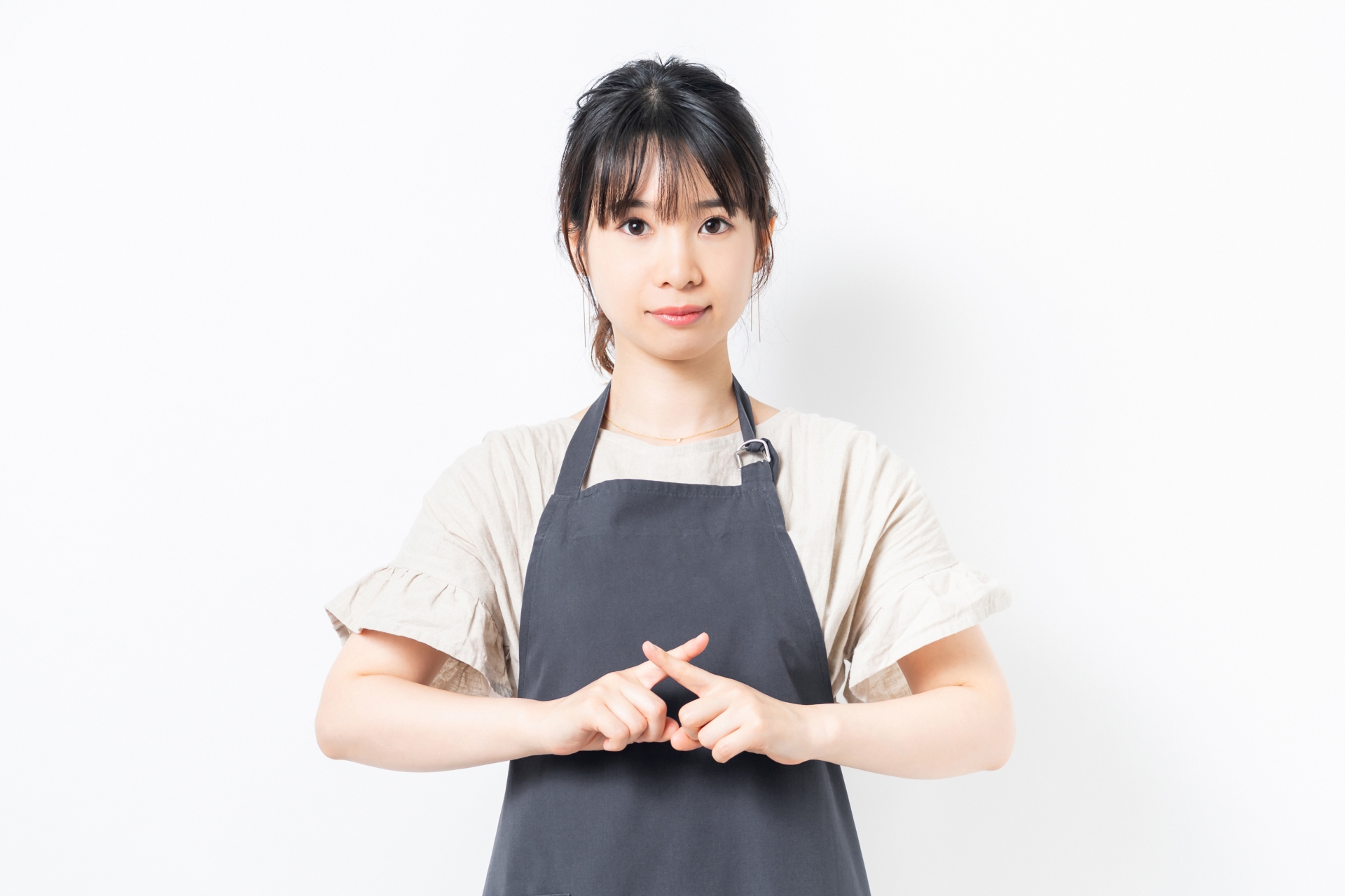 指で✕を作る主婦