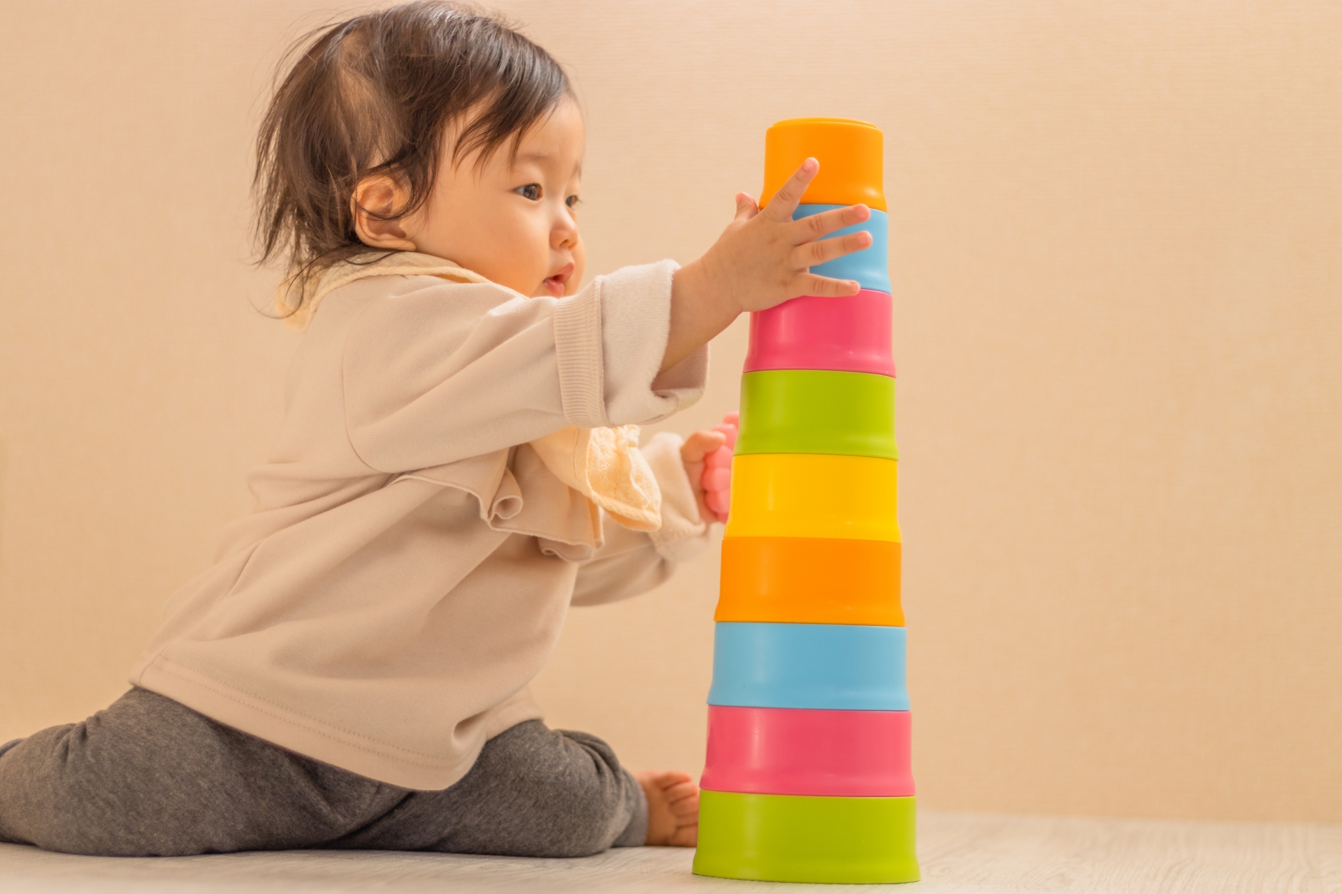 おもちゃを積み重ねる子ども